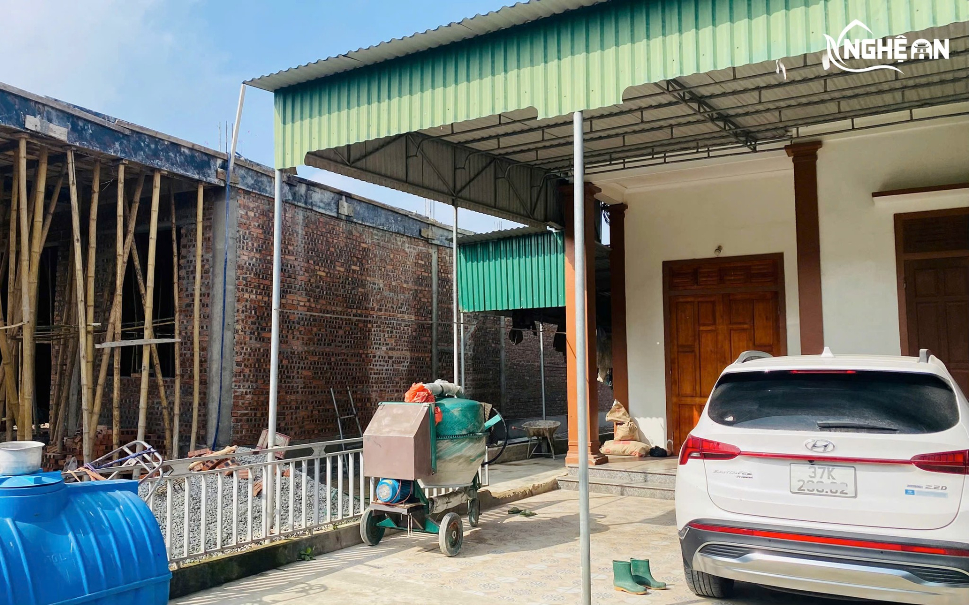 Nguyễn Đình Bắc mua xe ô tô tặng bố, xây nhà cho mẹ. Ảnh: Nghệ An News