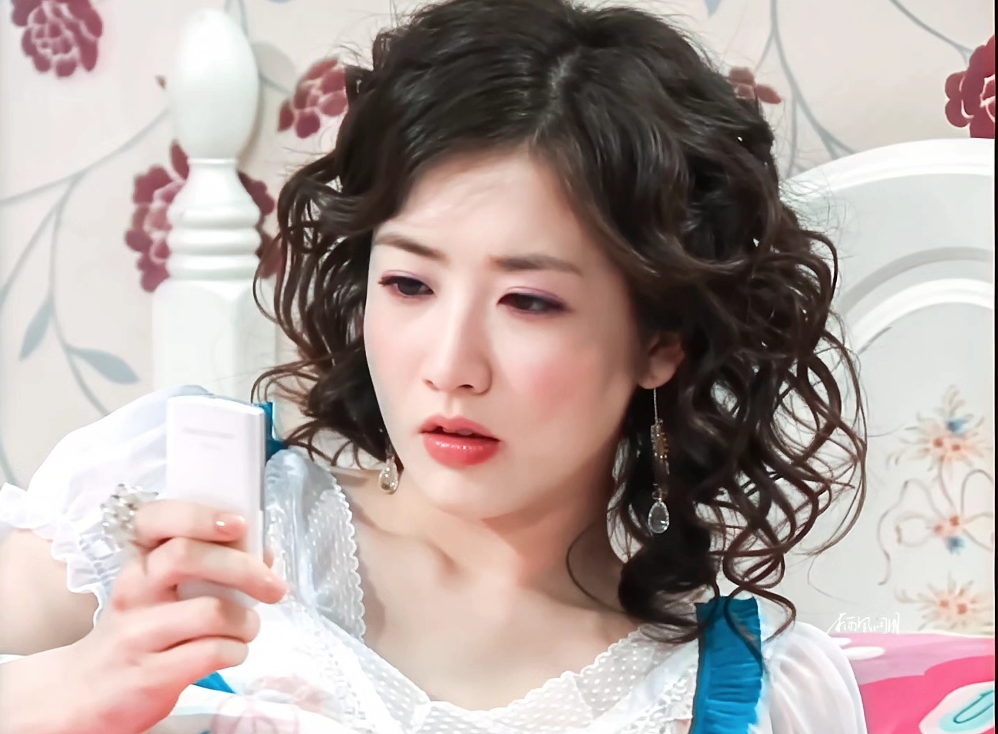 Nhan sắc rực rỡ như đóa hồng nhung của cô sau 20 năm vẫn khiến người xem đắm say