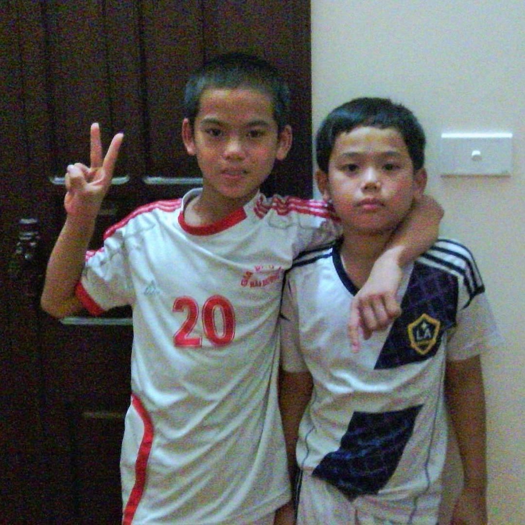 Khuất Văn Khang (bên trái) hồi bé (Ảnh: Internet)