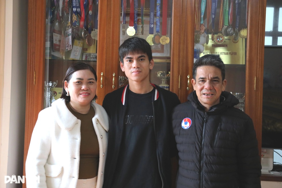Khuất Văn Khang và bố mẹ (Ảnh: Trần Thành Công/ Dân trí)