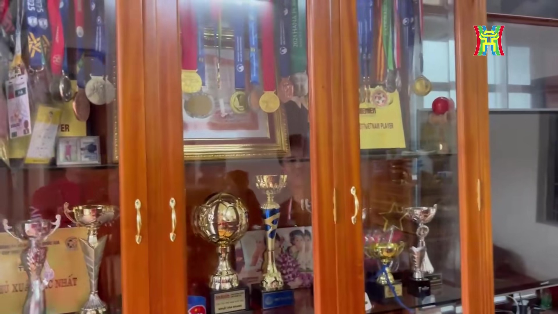 Chiếc tủ trưng bày huy chương và cúp của Khang (Ảnh chụp màn hình/ Hà Nội Online)