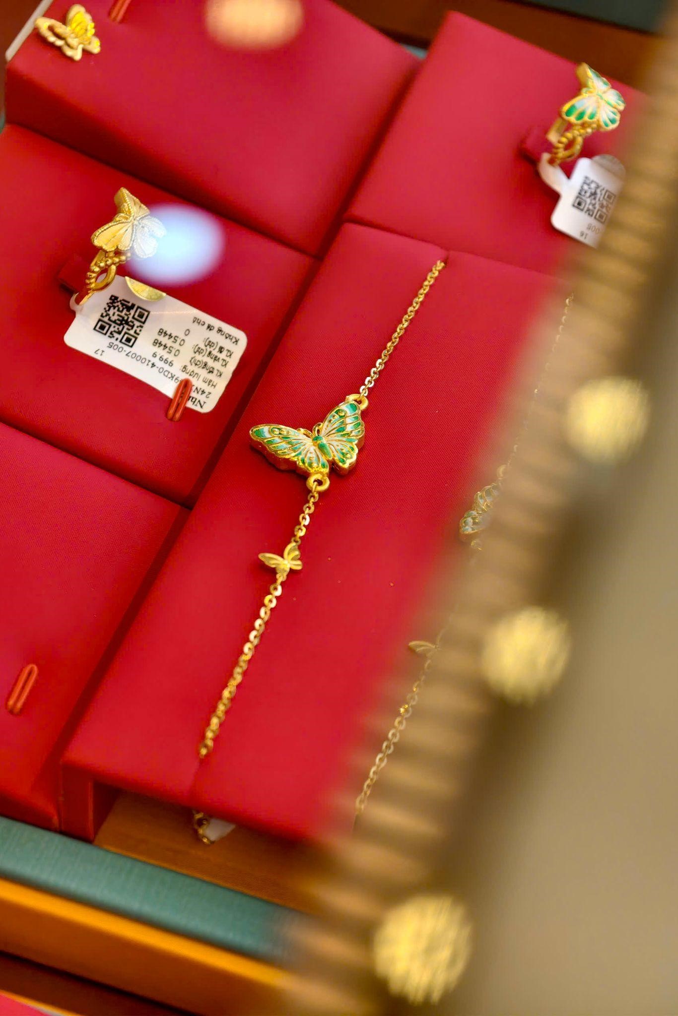 Ở Sài Gòn, người ta đeo vàng kiểu này!