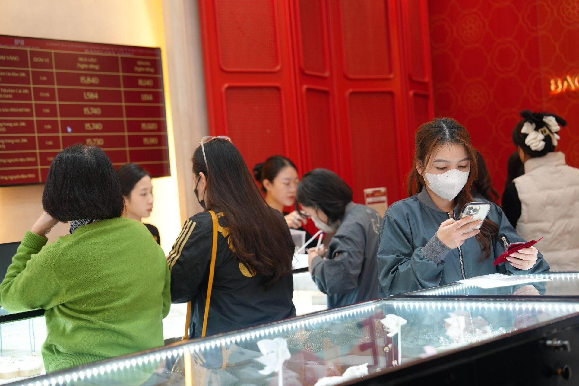   Nhiều người xem mua vàng cũng như một món quà tự thưởng cho bản thân, đeo hằng ngày như một món phụ kiện không lo lỗi mốt (Ảnh: Bảo Tín Mạnh Hải)   