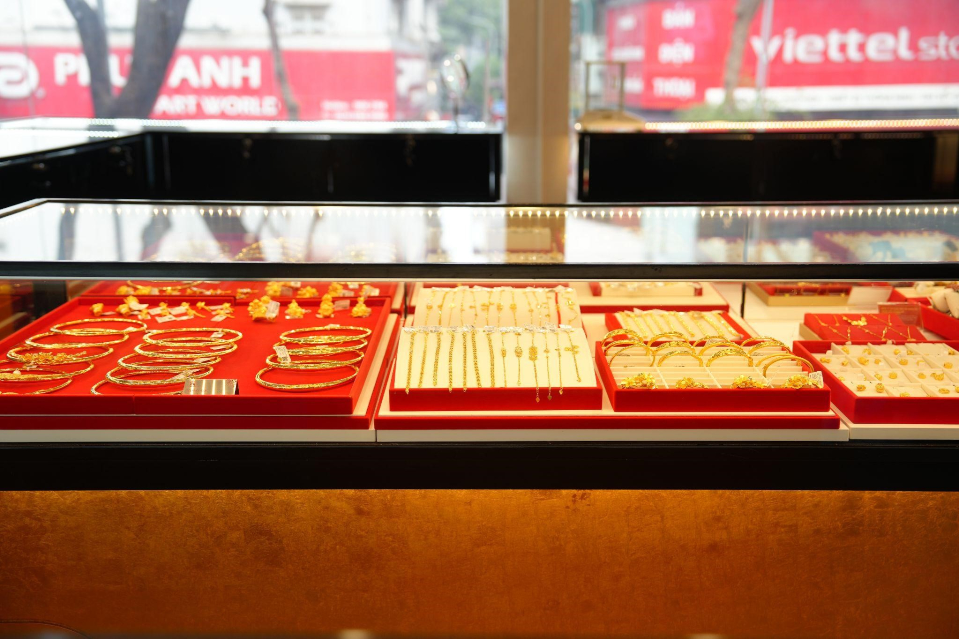 Ở Sài Gòn, người ta đeo vàng kiểu này!