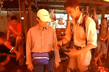 Hình ảnh Minh Đạo đến nơi chế biến dơi...