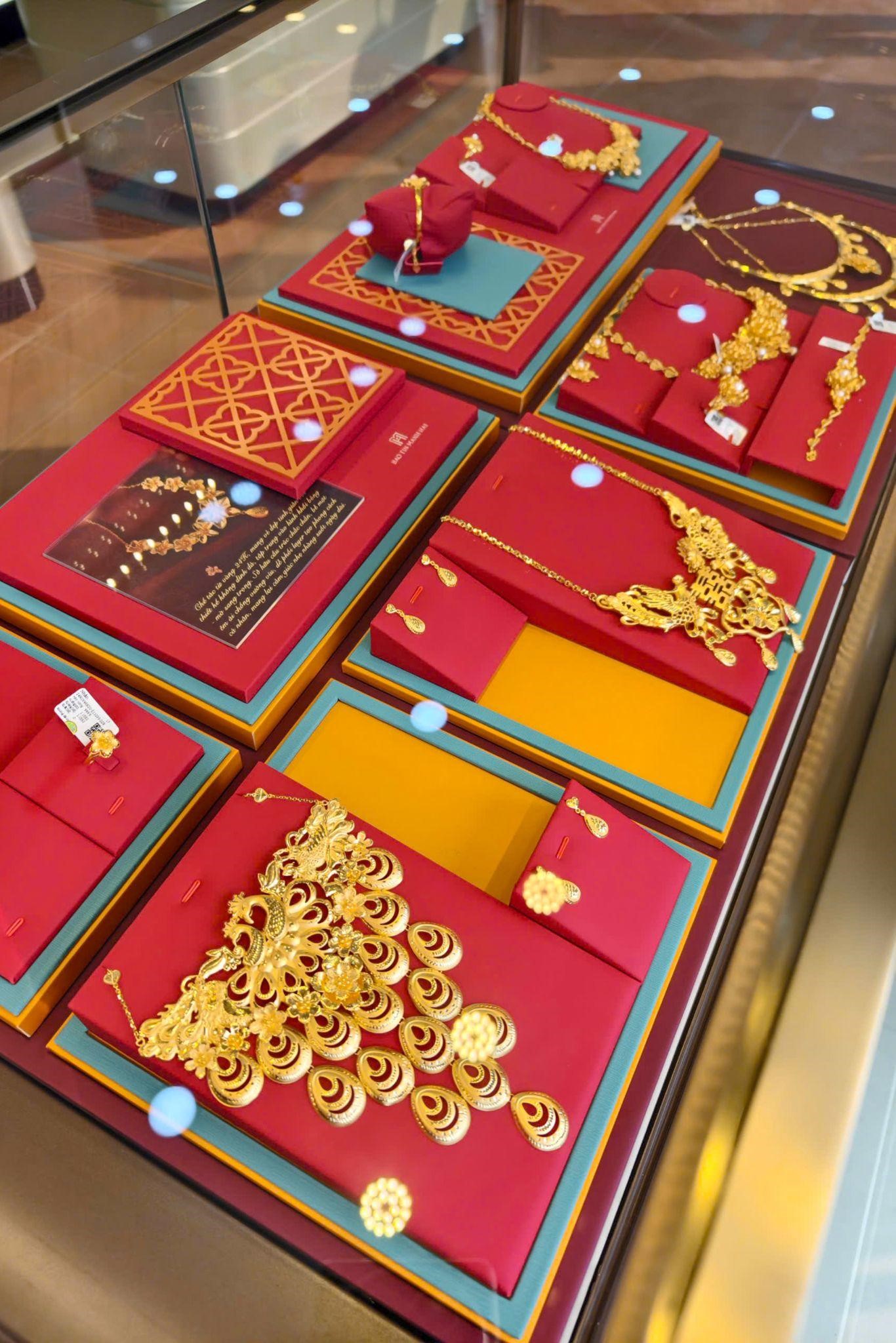 Ở Sài Gòn, người ta đeo vàng kiểu này!