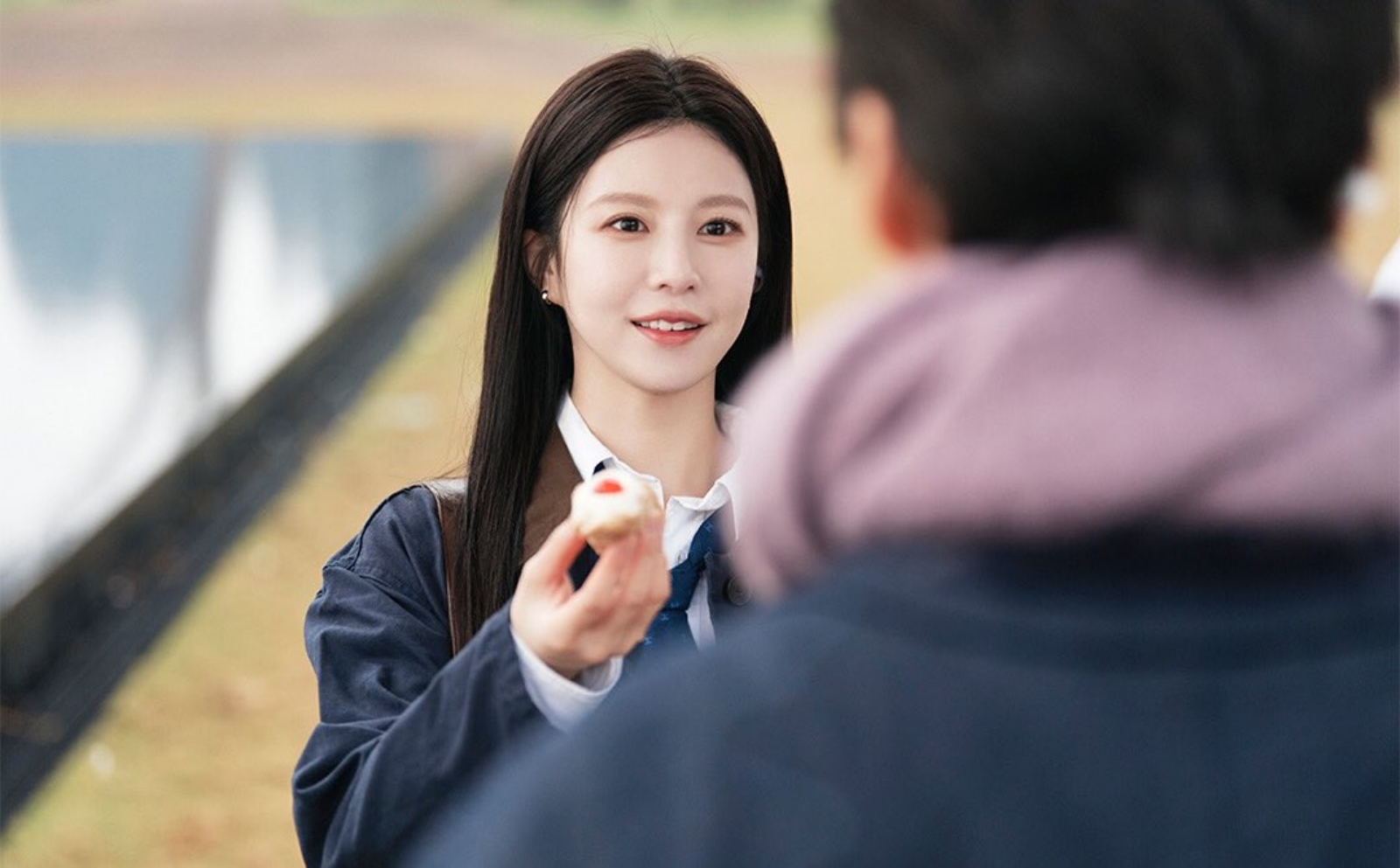 Cha Mu Hee có nhiều tổn thương nhưng luôn toát lên vẻ tươi sáng, ngây ngô