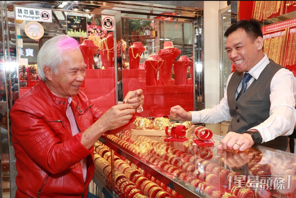 Ông từng mua sắm nhiều vòng vàng hỏi cưới tình cũ. Ảnh: Stheadline.