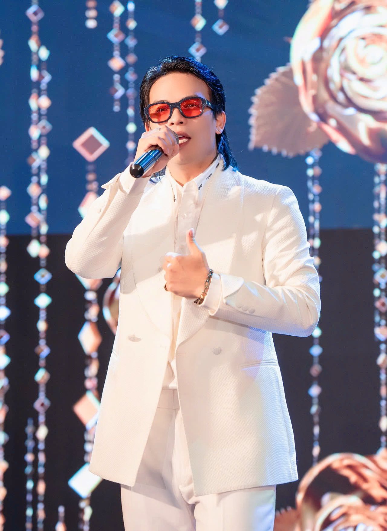 Vbiz có nam nhạc sĩ là giám đốc âm nhạc của loạt show quốc gia, hát 1 bài ai cũng biết nhưng mặt thì không nhớ nổi