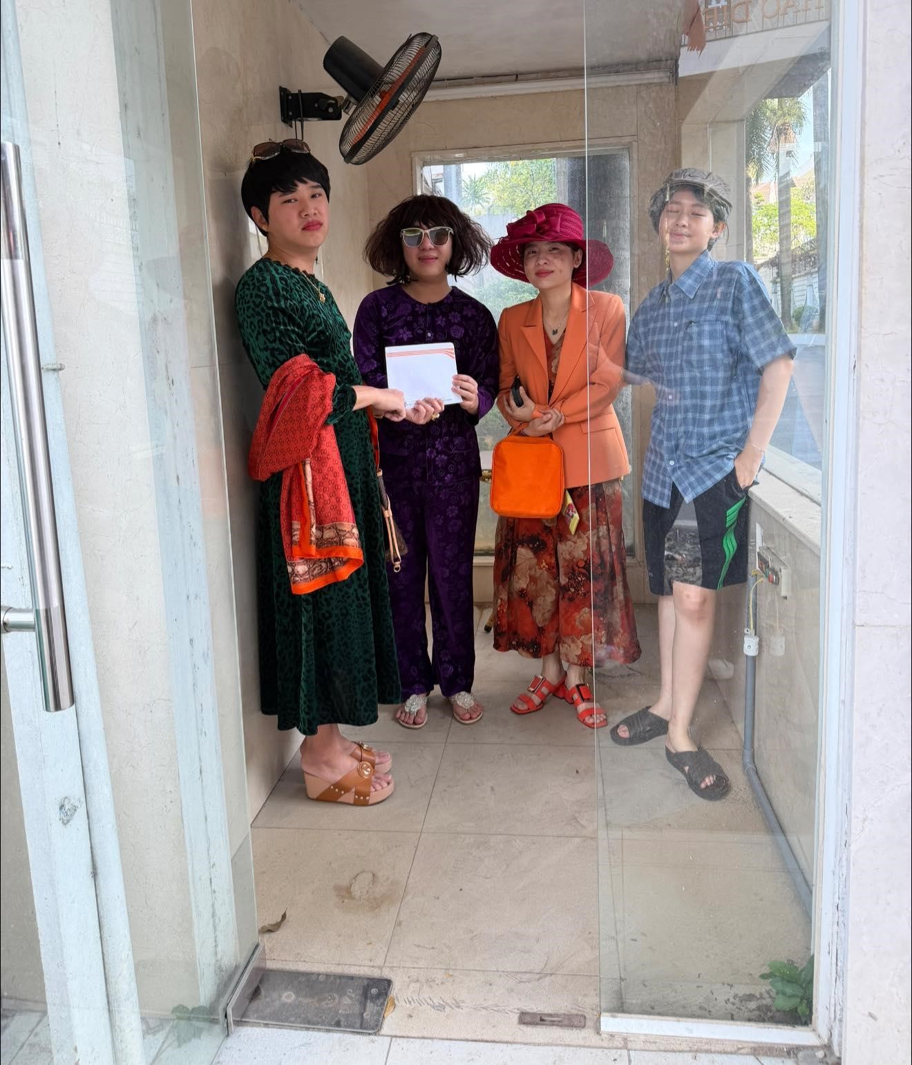 Sau đó là content Vũ trụ Hồng Thơ.