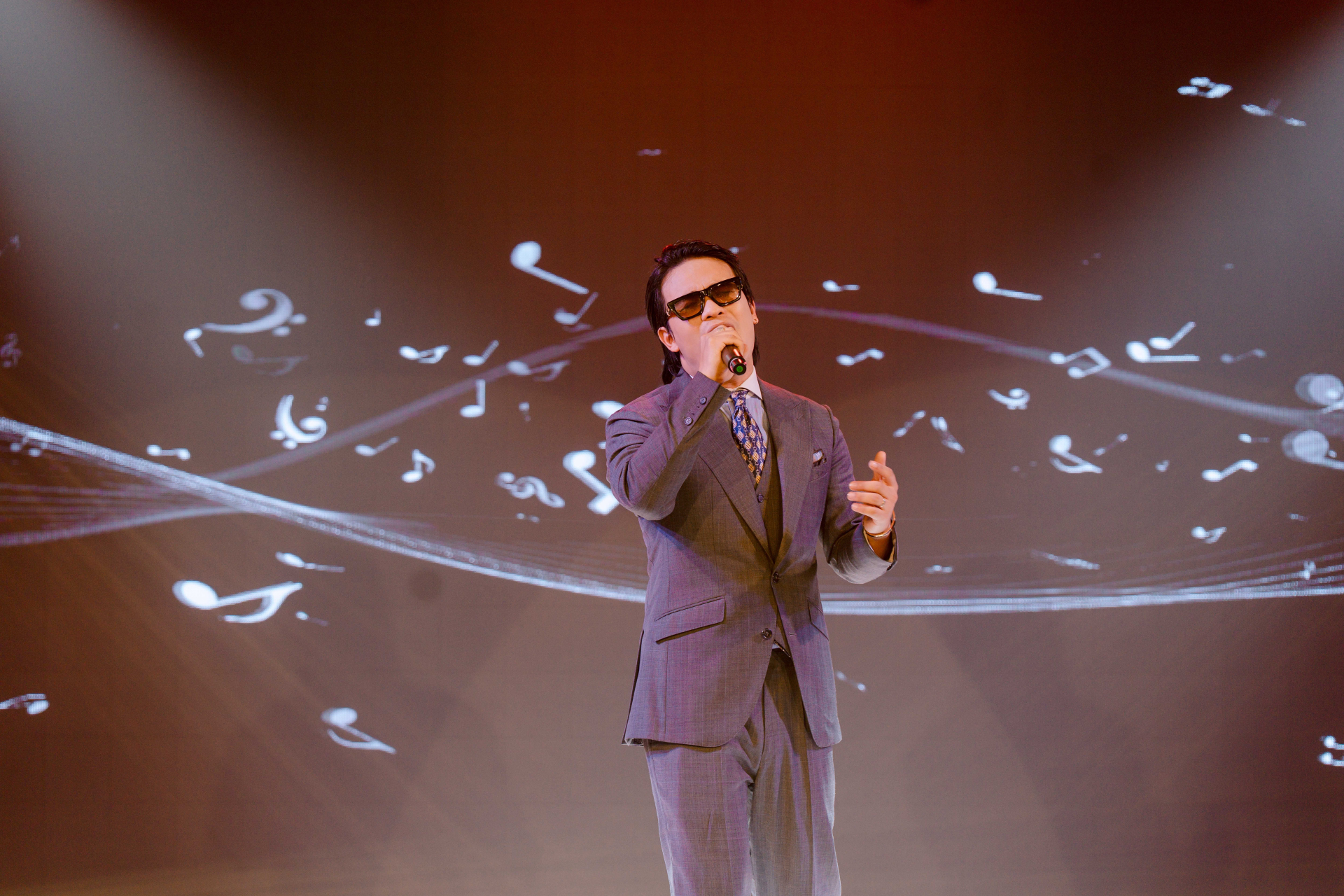 Vbiz có nam nhạc sĩ là giám đốc âm nhạc của loạt show quốc gia, hát 1 bài ai cũng biết nhưng mặt thì không nhớ nổi