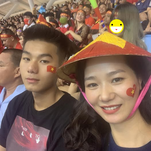 Hiểu Minh và mẹ khi chàng cầu thủ vẫn còn ở đội trẻ, ngồi trên khán đài cổ vũ đàn anh