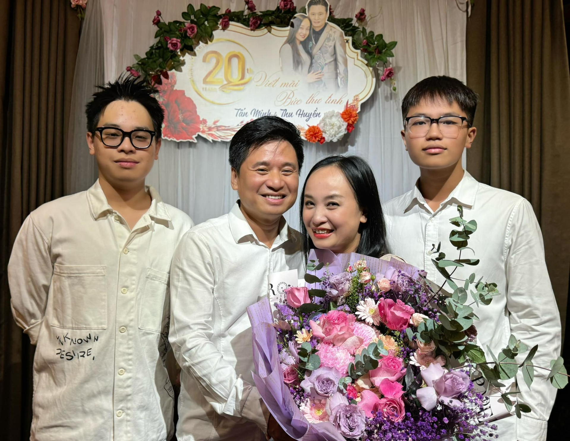 Hơn 20 năm chung sống, Tấn Minh và Thu Huyền xây dựng một gia đình giản dị với hai con trai