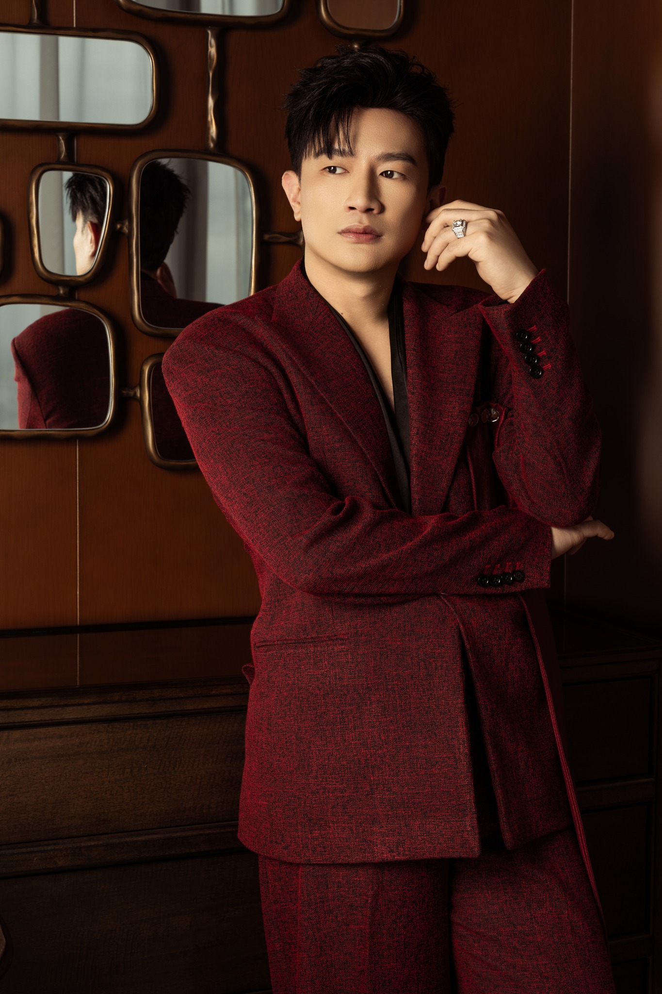 Dược Sĩ Tiến lại luôn khiến công chúng nhắc đến mình bằng một “chấp niệm” khác: ca hát (Ảnh: FBNV)