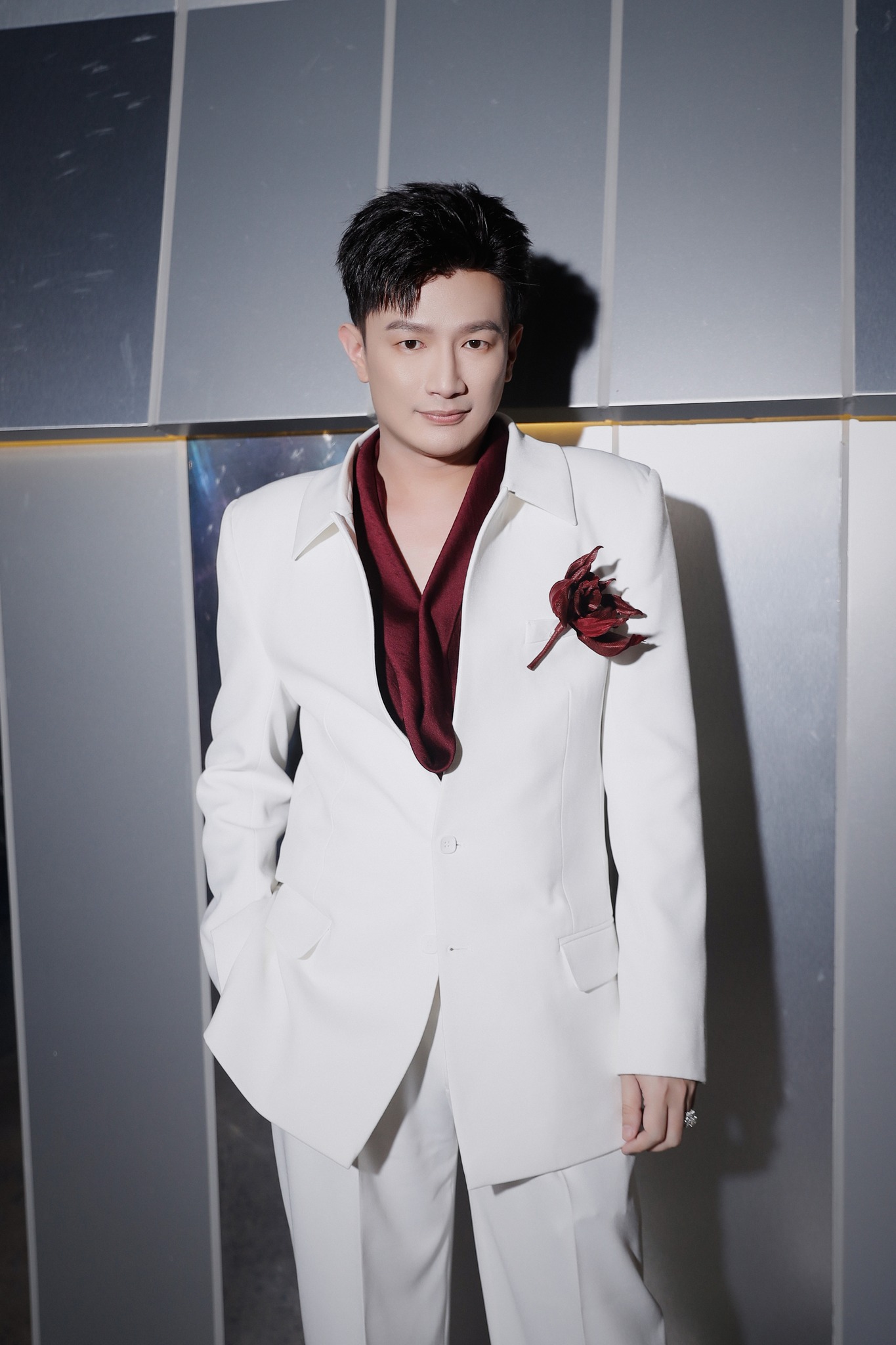 Dược Sĩ Tiến từng gây chú ý khi đăng quang Nam vương Người Việt Thế giới 2017 (Ảnh: FBNV)