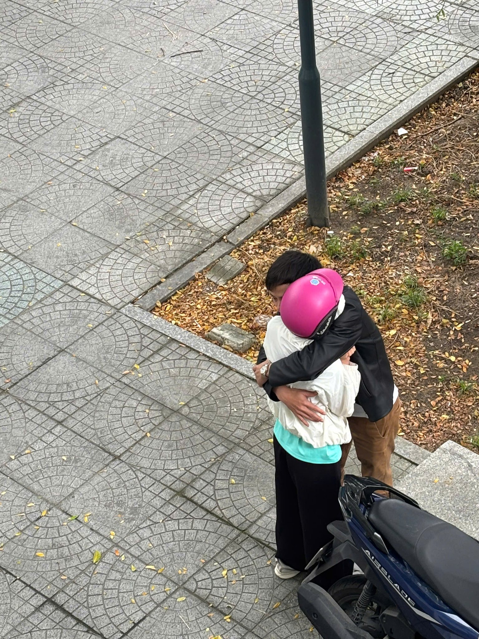 Khoảnh khắc nữ sinh D. đoàn tụ cùng gia đình sau khi được Công an phường Thanh Khê giải cứu. (Ảnh: Công an phường Thanh Khê)