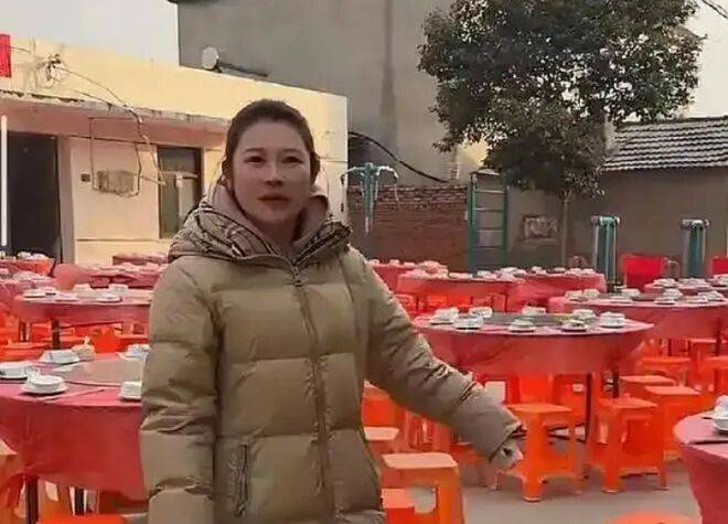 Bắt chước trend mời người lạ đến ăn tiệc, cô gái bày 100 mâm cỗ nhưng không một ai đến