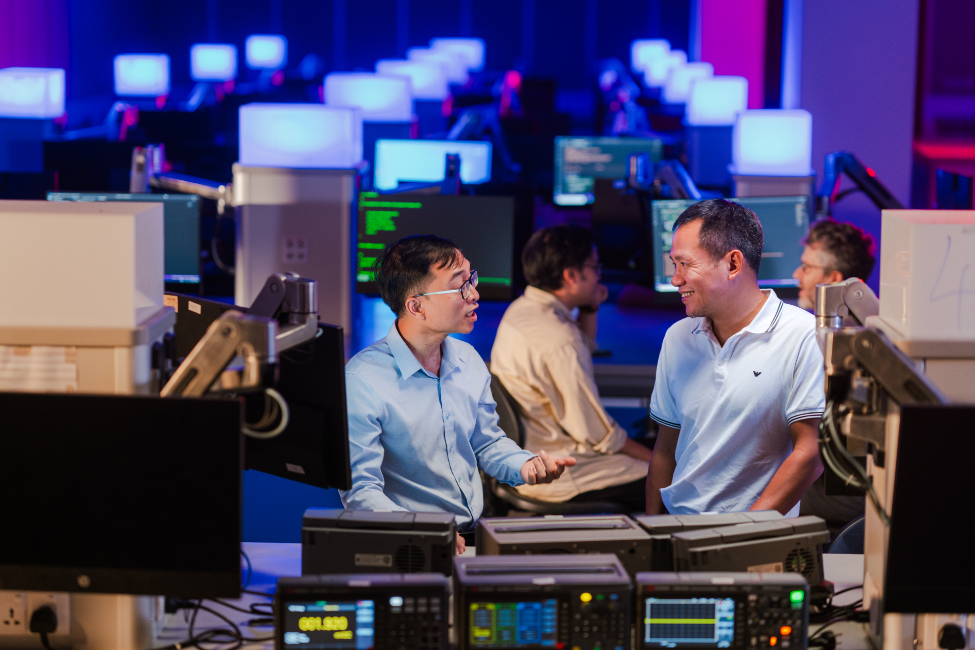 Tỉ phú Phạm Nhật Vượng miễn học phí, phụ cấp 8 triệu đồng/tháng cho 20.000 người Việt học AI: Vingroup có cam kết đầu ra không?