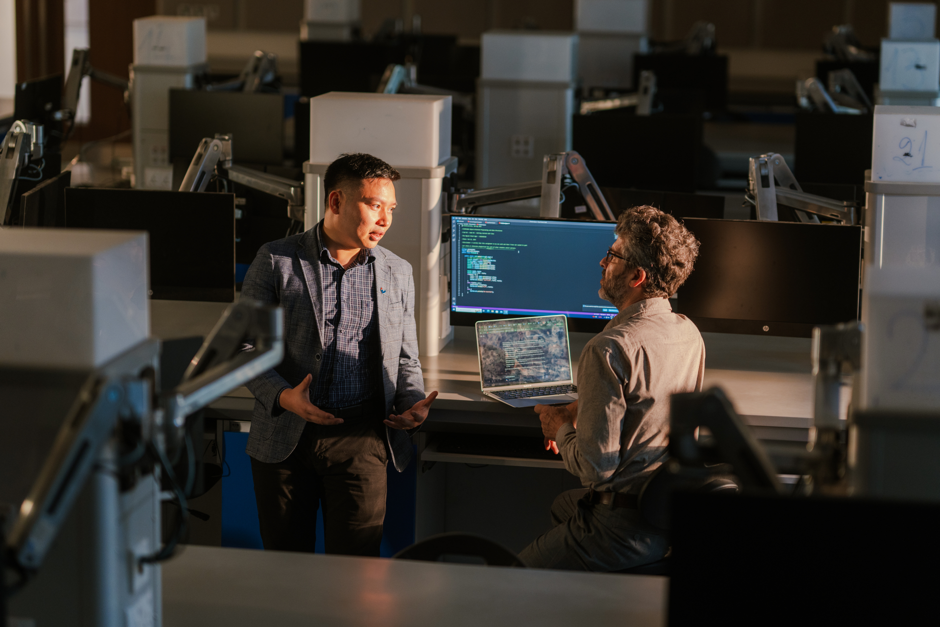 Tỉ phú Phạm Nhật Vượng miễn học phí, phụ cấp 8 triệu đồng/tháng cho 20.000 người Việt học AI: Vingroup có cam kết đầu ra không?