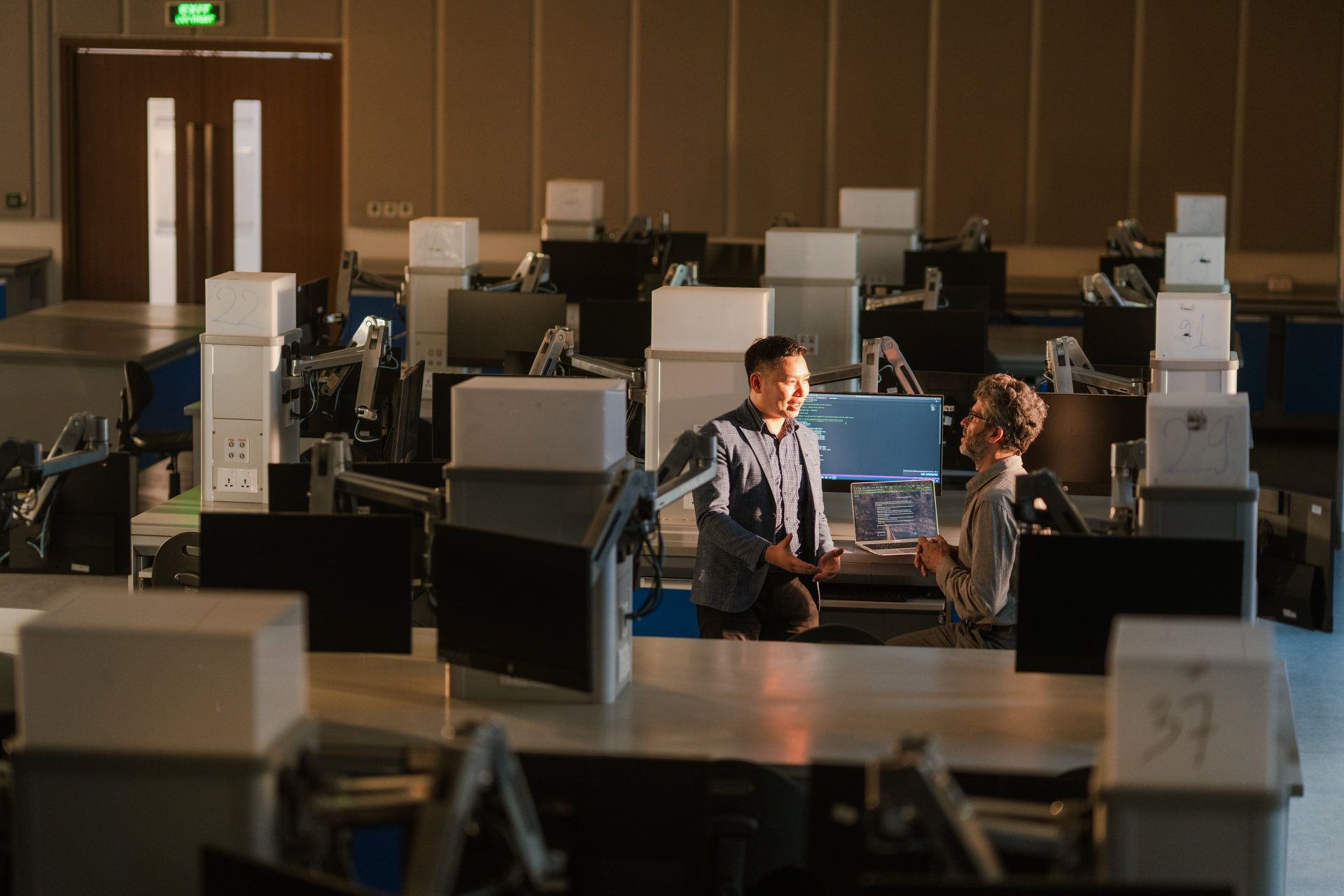 Tỉ phú Phạm Nhật Vượng miễn học phí, phụ cấp 8 triệu đồng/tháng cho 20.000 người Việt học AI: Vingroup có cam kết đầu ra không?