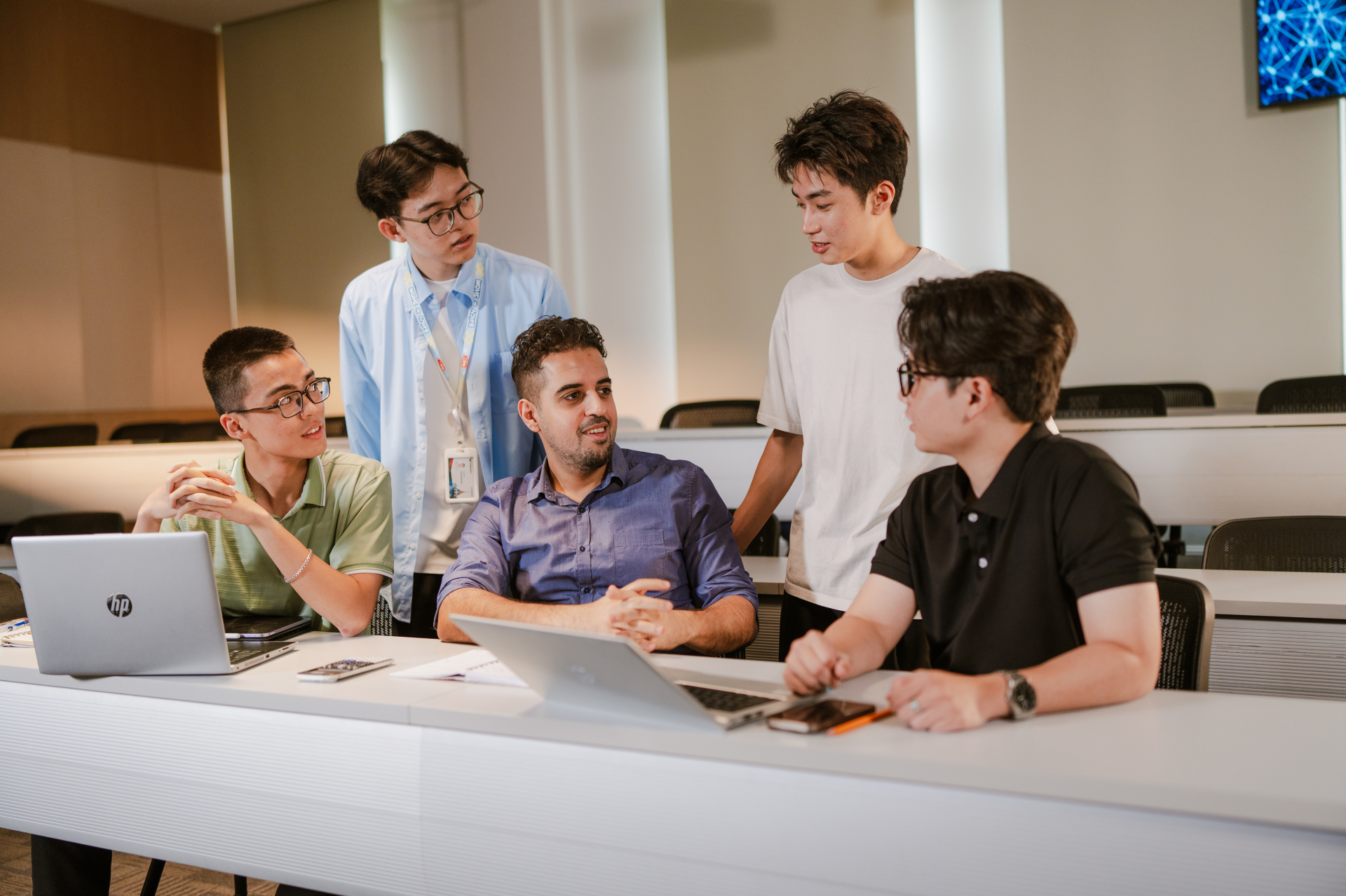 Tỉ phú Phạm Nhật Vượng miễn học phí, phụ cấp 8 triệu đồng/tháng cho 20.000 người Việt học AI: Vingroup có cam kết đầu ra không?