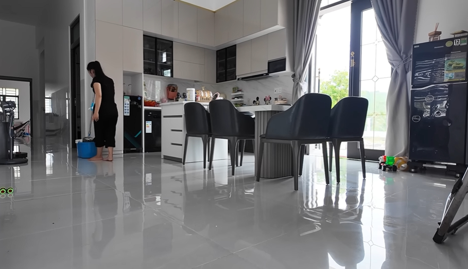 Căn nhà khang trang sạch sẽ và được Ngọc Mai lau dọn thường xuyên