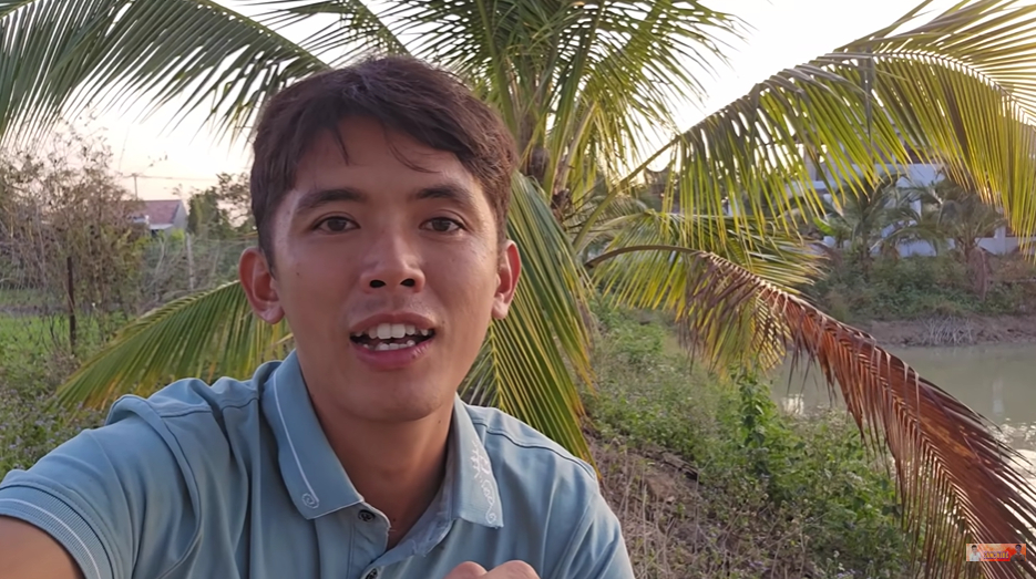 Sang Vlog ngồi ở bờ ao và thông báo đã xây xong nhà mới