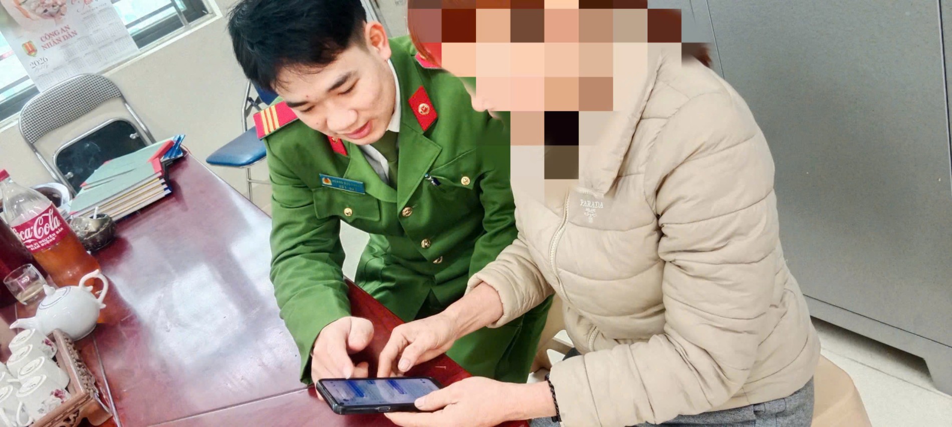 Công an xã Đồng Phúc hướng dẫn, cảnh báo chị Vũ Thị V không tin vào các chiêu trò lừa đảo của các đối tượng trên mạng xã hội.