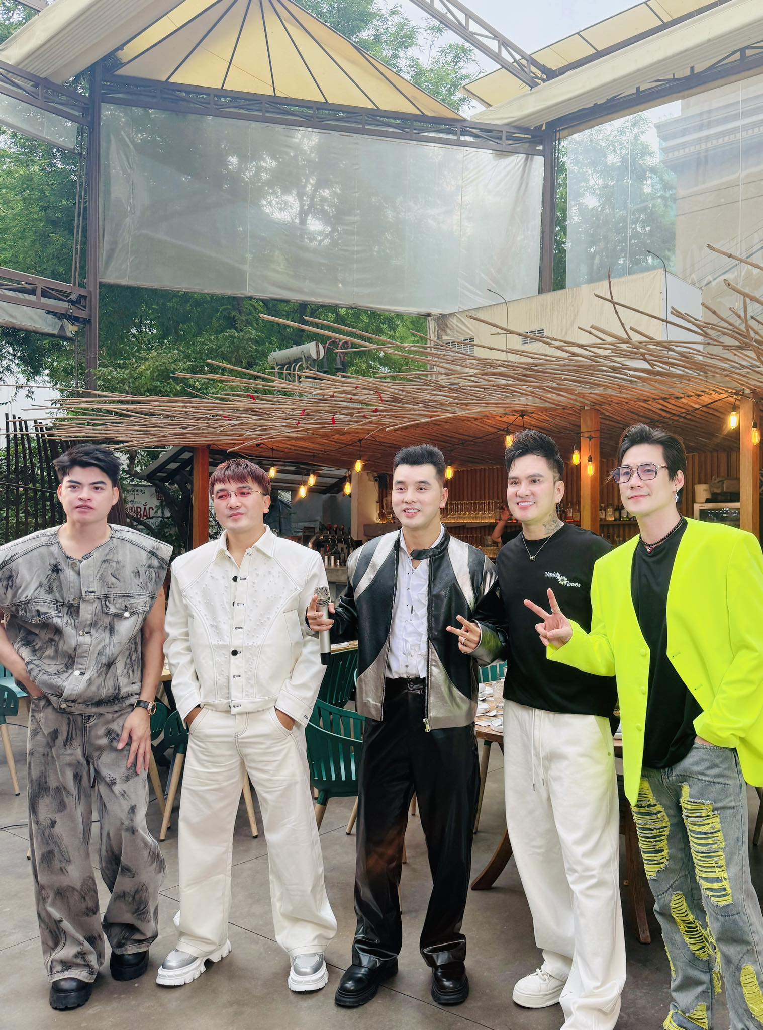 Khánh Phương cùng Ưng Hoàng Phúc, Lâm Chấn Huy, Dương Ngọc Thái và Lưu Hưng lập nhóm Ngũ Hổ Tướng (Ảnh: FBNV)