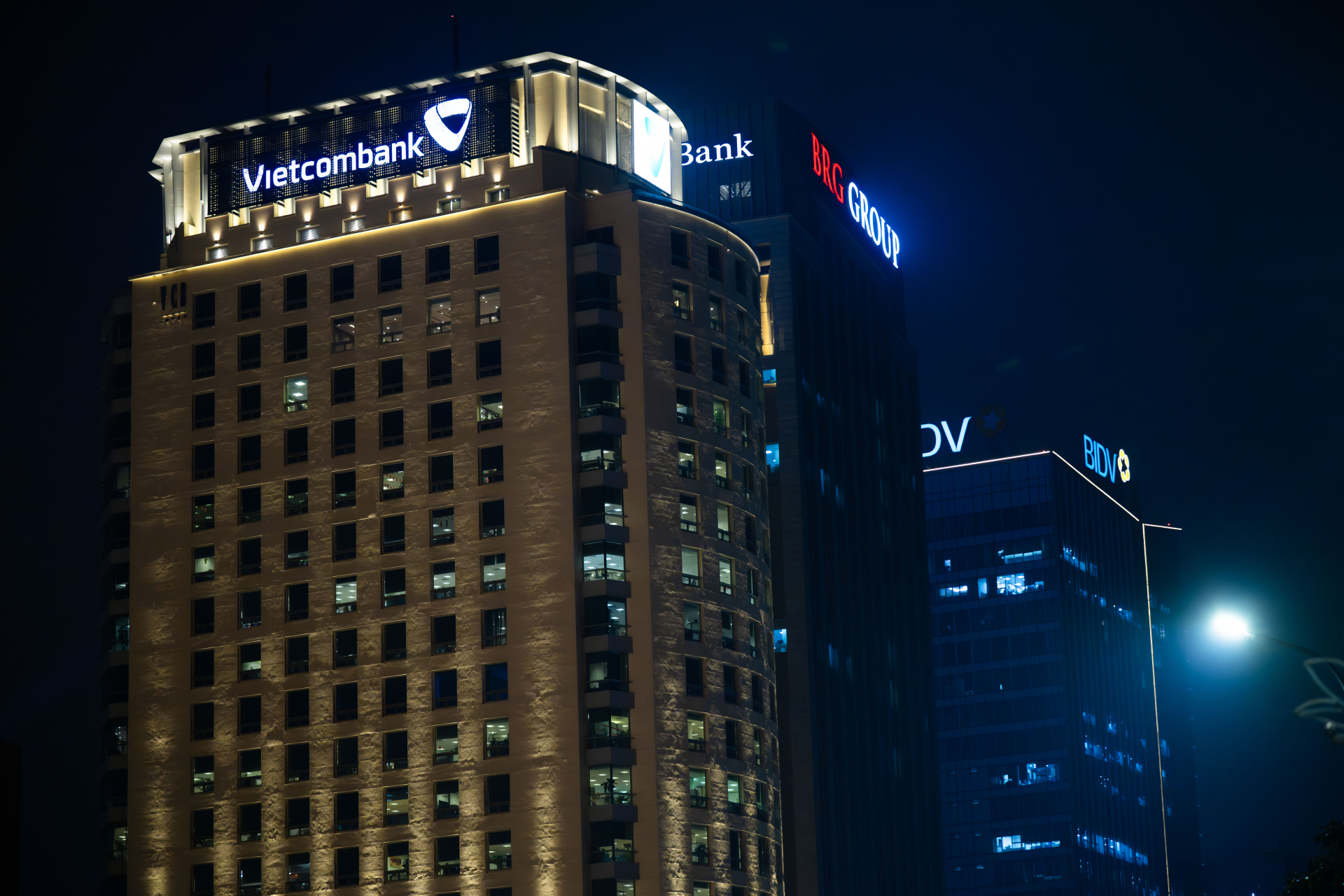 Chùm ảnh, clip: 10 giờ đêm, các toà nhà văn phòng ở Hà Nội vẫn sáng đèn, nhân viên tăng ca đến 0 giờ