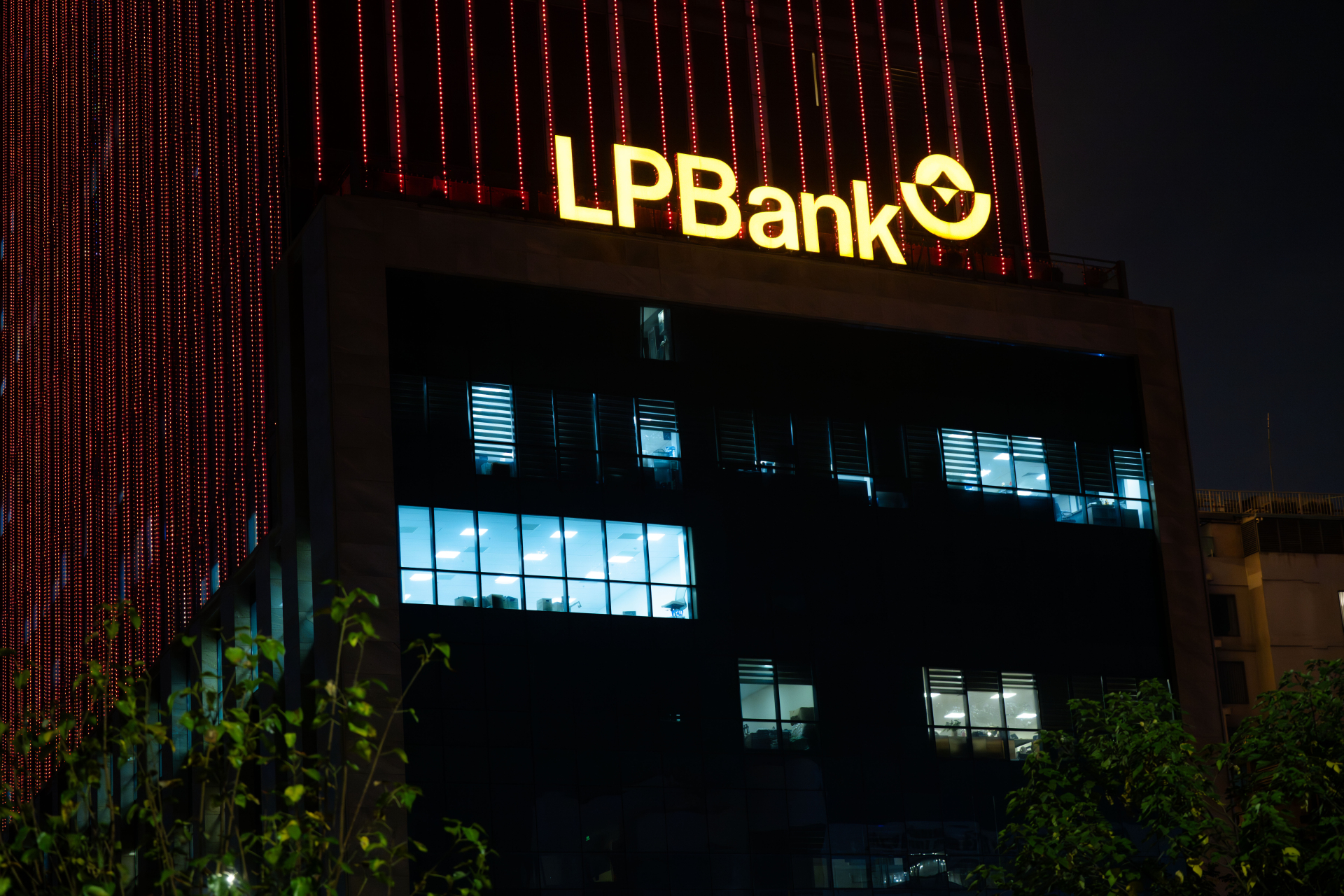 Chùm ảnh, clip: 10 giờ đêm, các toà nhà văn phòng ở Hà Nội vẫn sáng đèn, nhân viên tăng ca đến 0 giờ