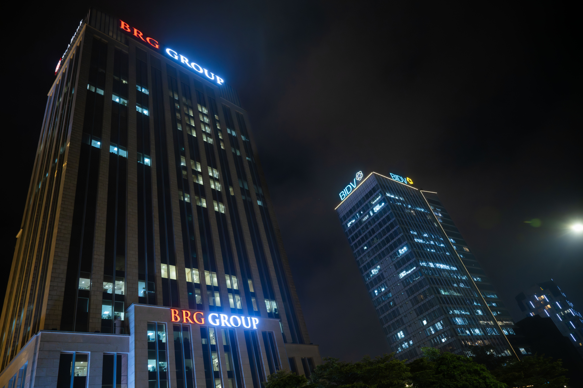 Chùm ảnh, clip: 10 giờ đêm, các toà nhà văn phòng ở Hà Nội vẫn sáng đèn, nhân viên tăng ca đến 0 giờ