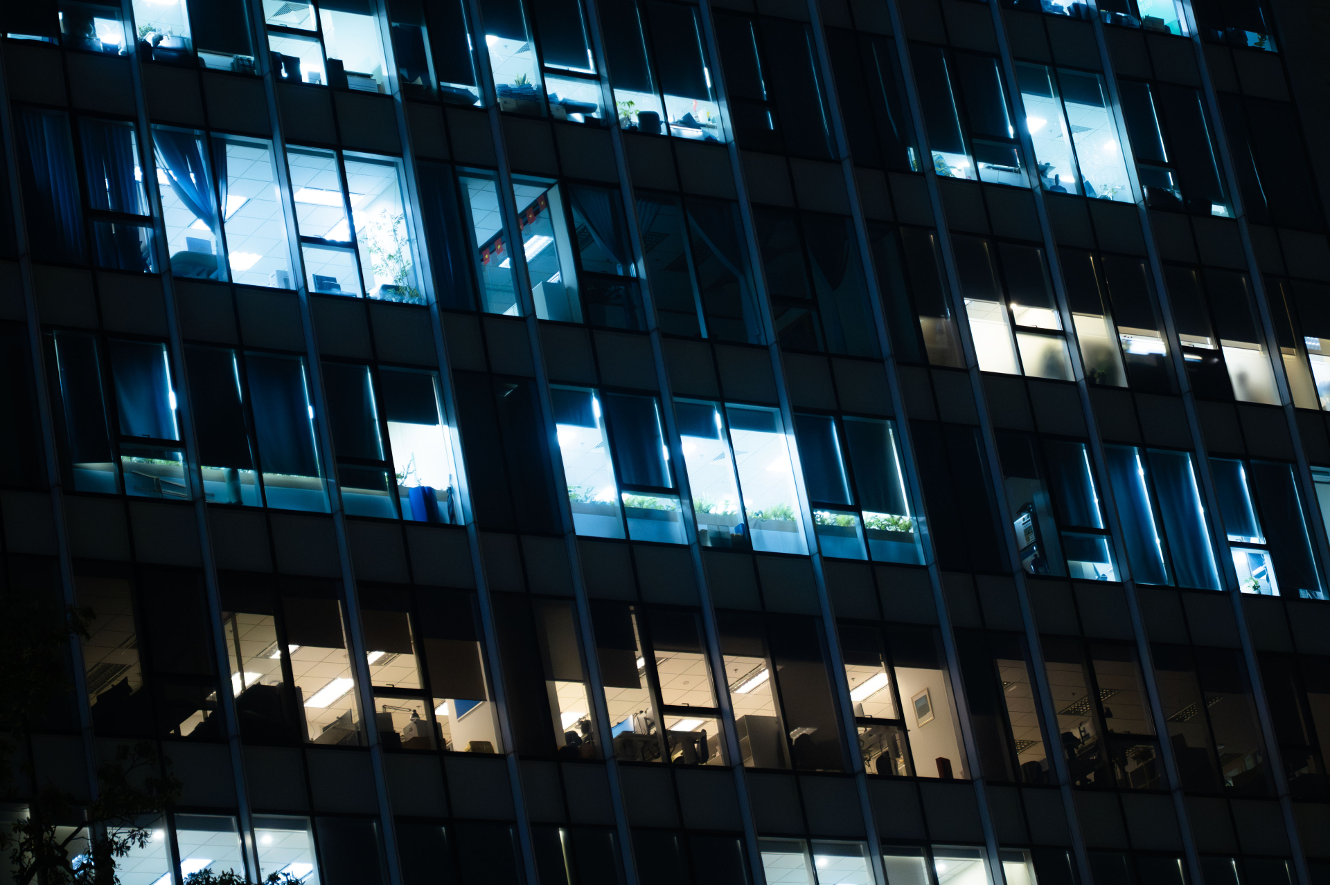 Chùm ảnh, clip: 10 giờ đêm, các toà nhà văn phòng ở Hà Nội vẫn sáng đèn, nhân viên tăng ca đến 0 giờ