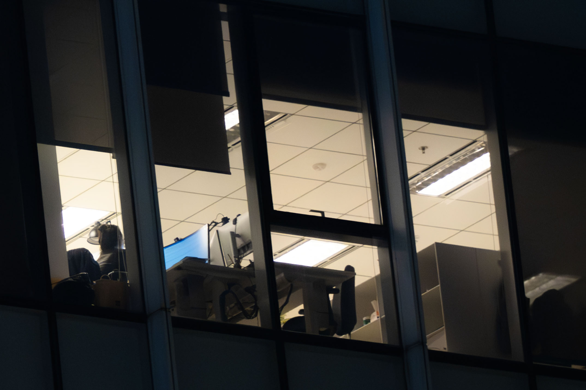 Chùm ảnh, clip: 10 giờ đêm, các toà nhà văn phòng ở Hà Nội vẫn sáng đèn, nhân viên tăng ca đến 0 giờ