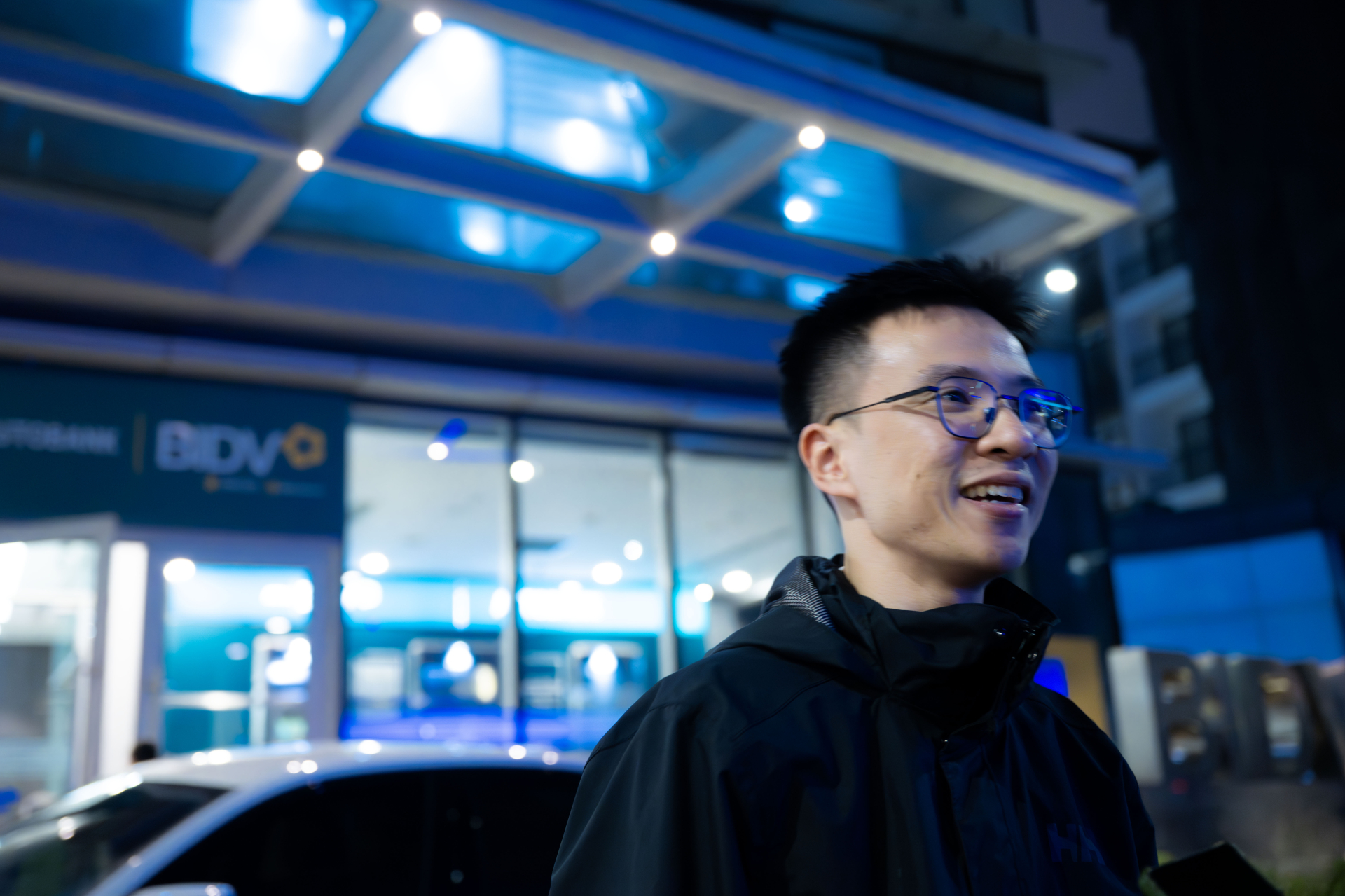 Một nhân viên ngân hàng về muộn vì phải xử lý công việc phát sinh