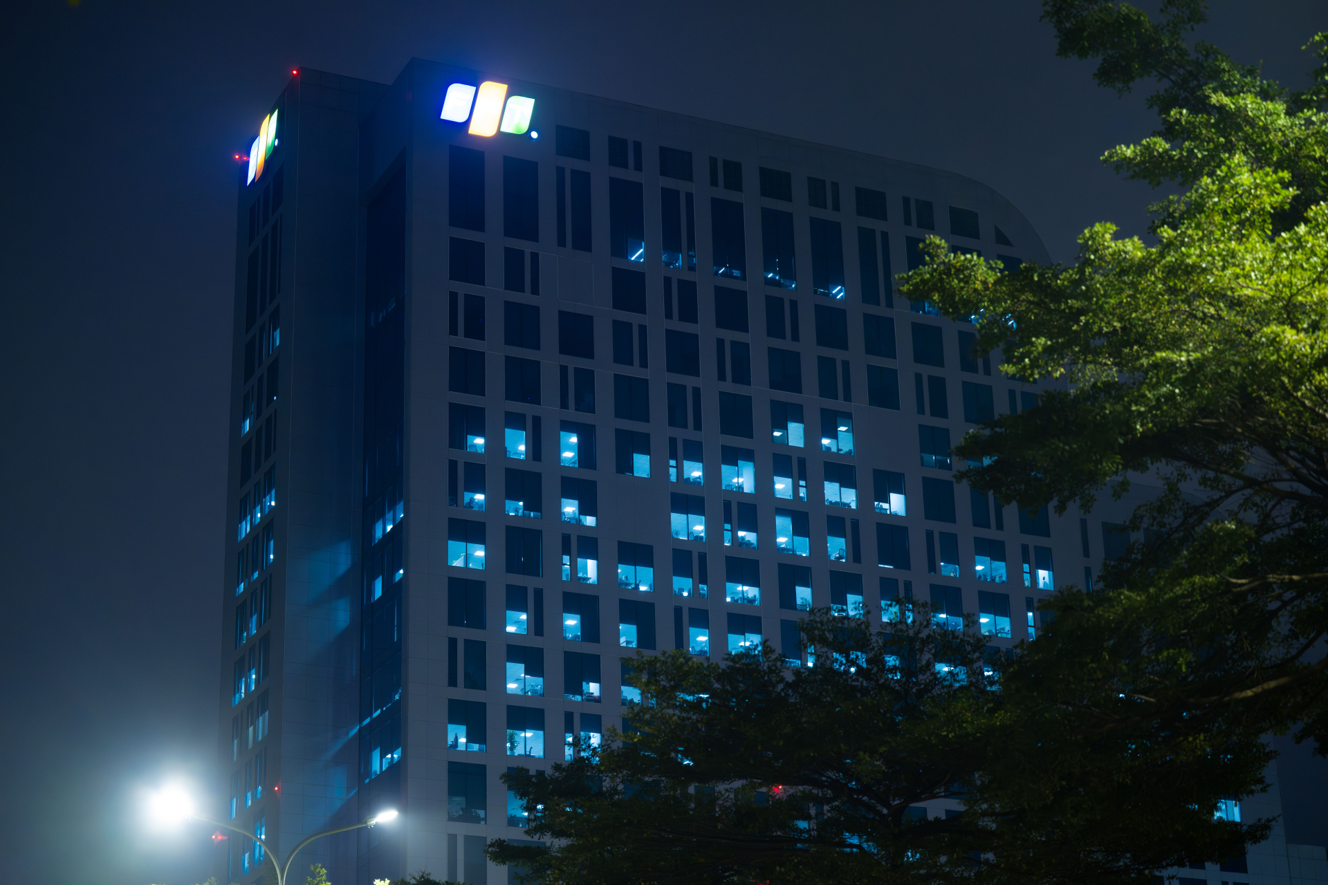 Những ngày cuối năm, nhiều toà nhà văn phòng vẫn sáng đèn