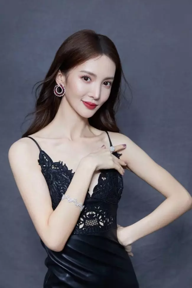 Kim Thần từng nhiều lần trở thành đề tài tranh cãi vì diện mạo thay đổi chóng mặt (Ảnh: Weibo)