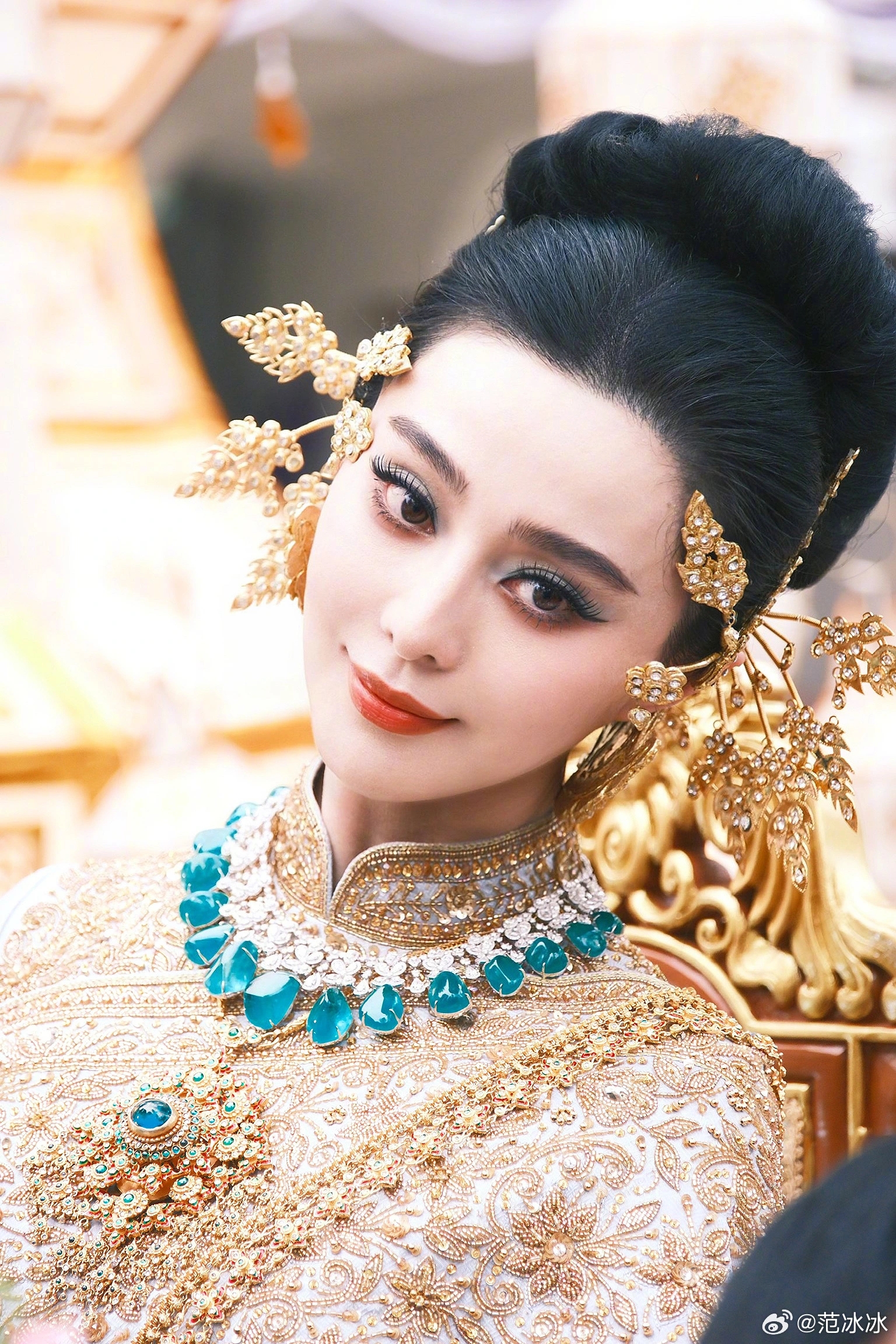 Người duy nhất trên đời đội nguyên quả đào lên đầu vẫn đẹp: Visual thách thức tất cả, muốn xấu khó hơn lên trời