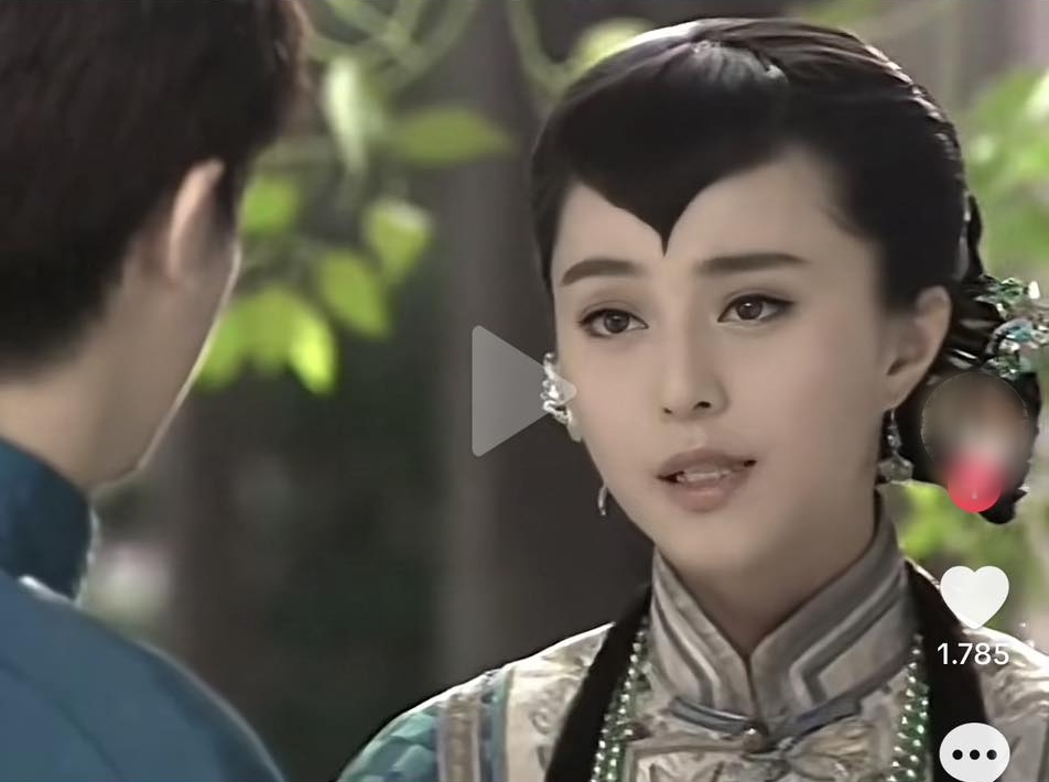 Phạm Băng Băng dù để kiểu tóc như đội cả quả đào lên đầu cũng vẫn rất xinh đẹp.