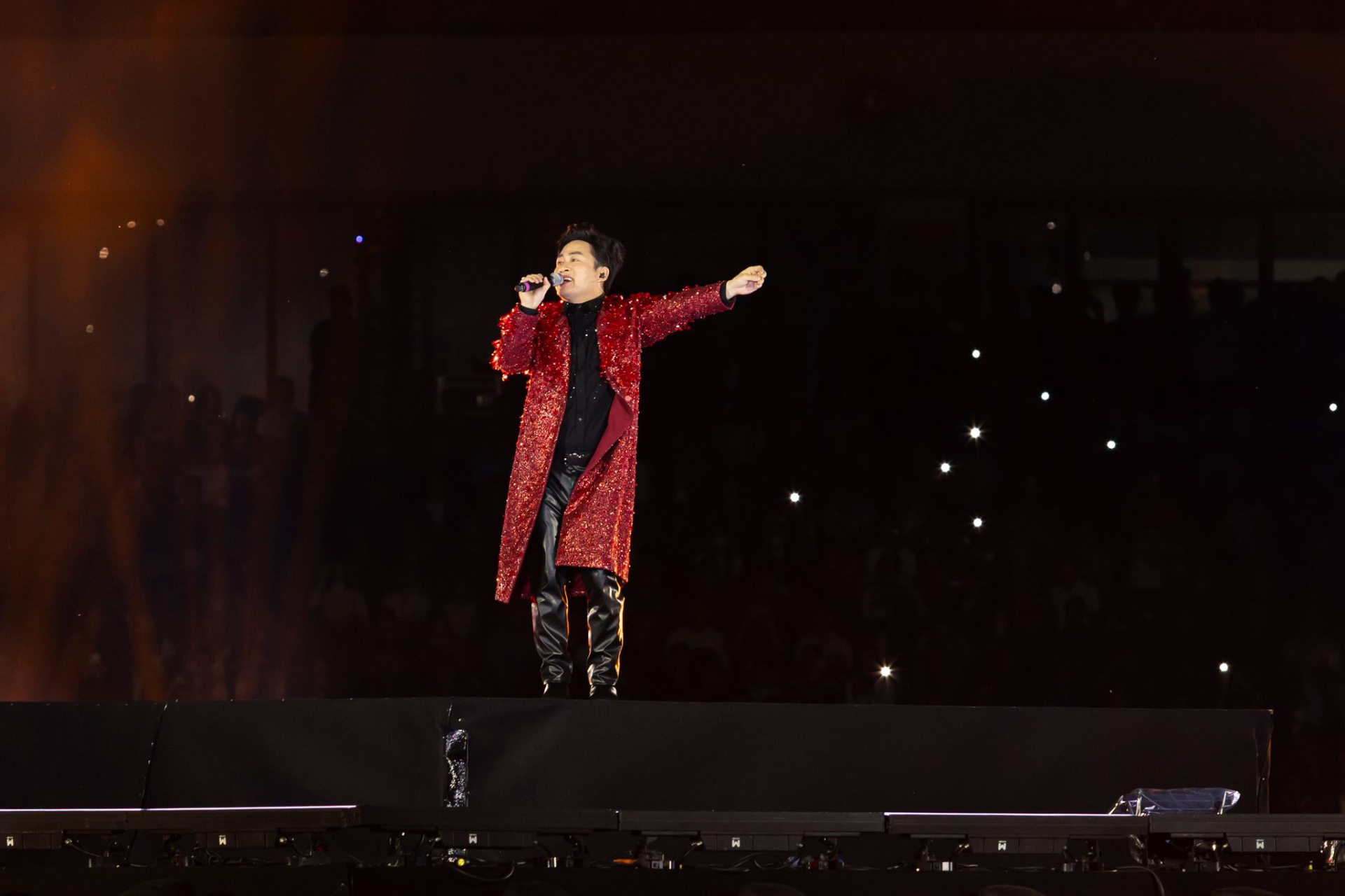 Các live concert cá nhân của Tùng Dương liên tục cháy vé nhờ sự đầu tư nghiêm túc về âm thanh, ánh sáng và trải nghiệm thị giác (Ảnh: FBNV)