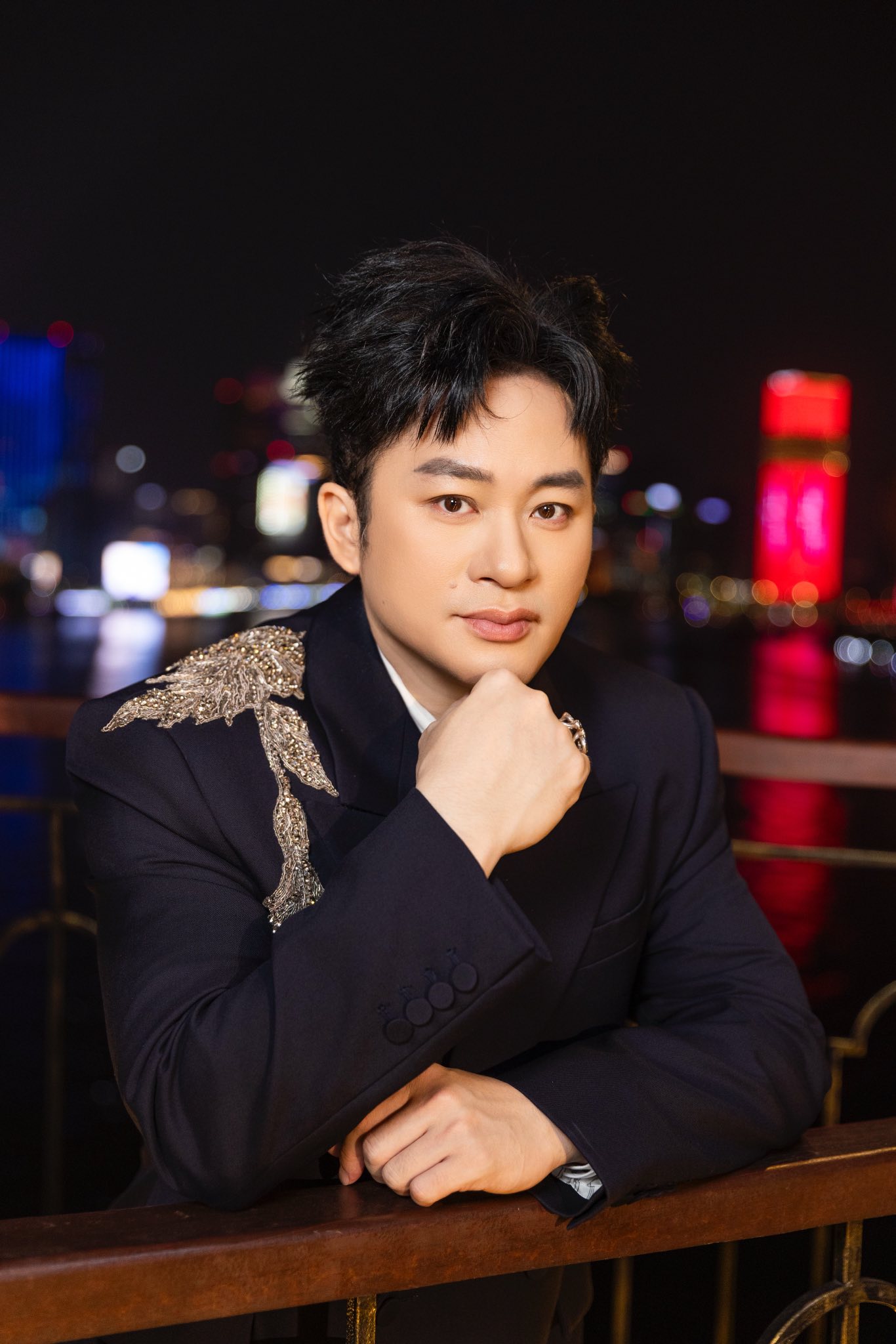 Tùng Dương từ lâu không chỉ được xem là ca sĩ, mà là một thực thể sáng tạo độc lập, một “ngọn núi” sừng sững của âm nhạc đương đại Việt Nam (Ảnh: FBNV)