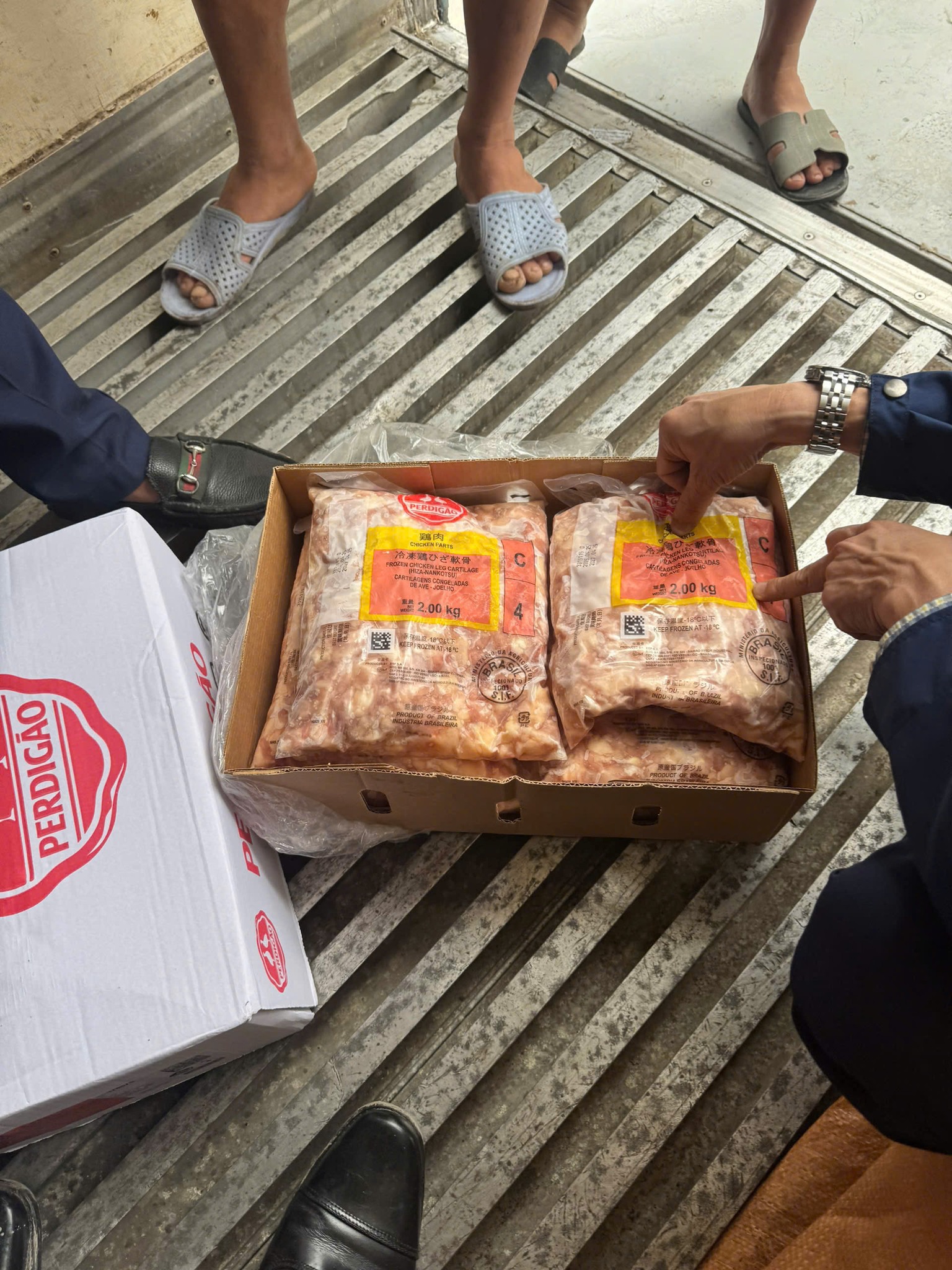 Cận cảnh 12 tấn trứng non, sụn gà... “chữ lạ” nằm la liệt trong 3 xe container đang chờ tuồn ra thị trường tại Hà Nội