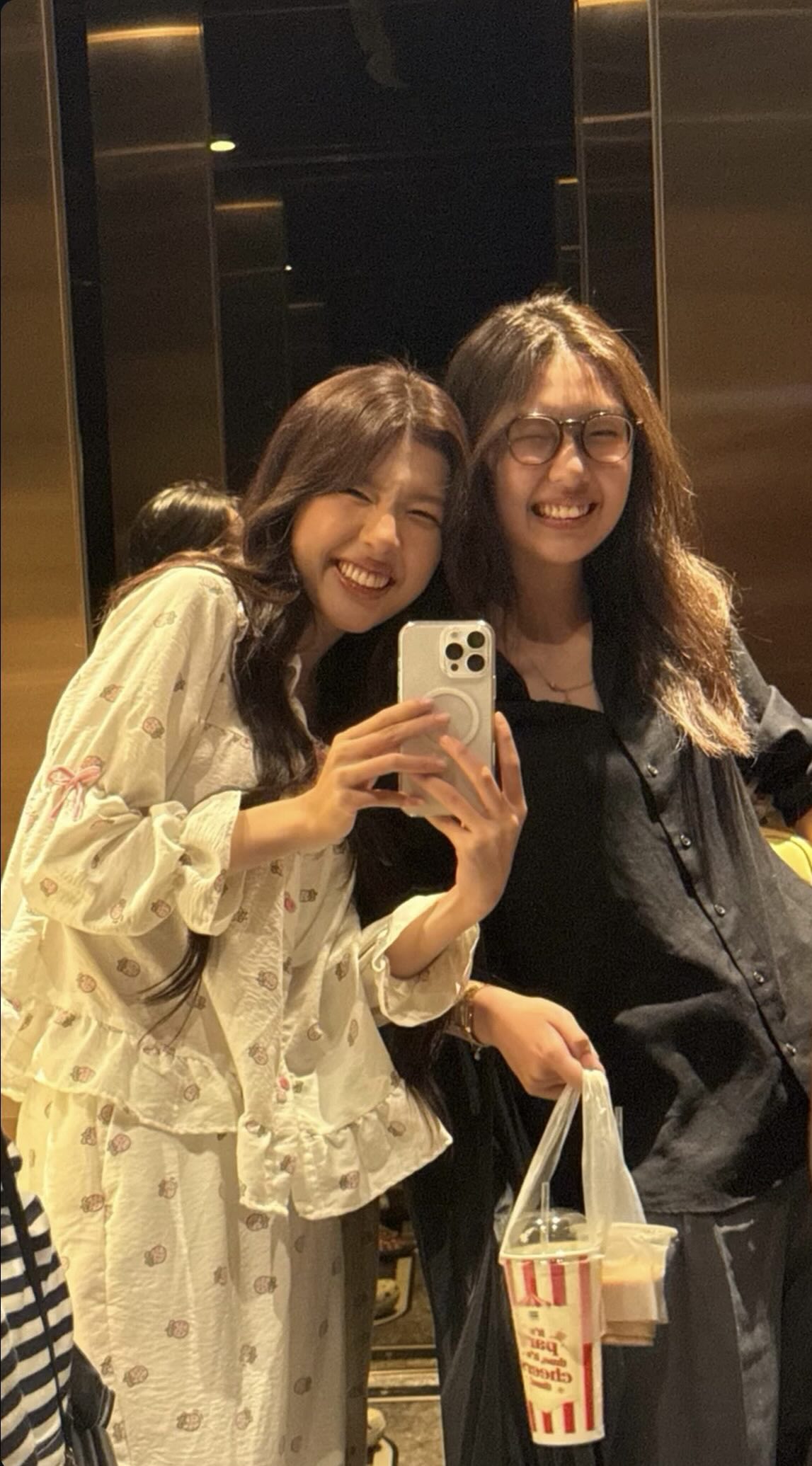 Netizen nhận ra cô gái mặc áo sơ mi trắng trong đoạn video là trợ lý của Lamoon