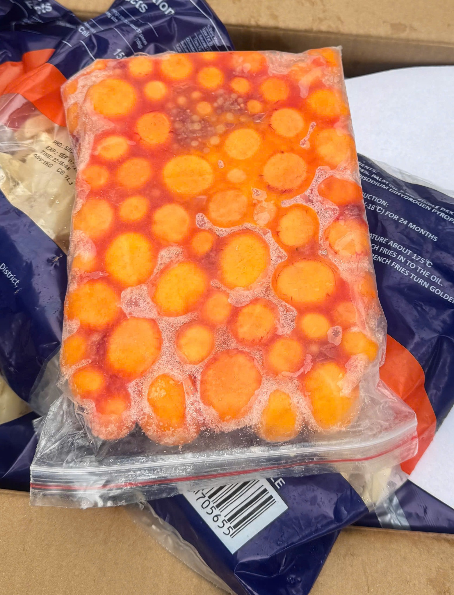 Cận cảnh 12 tấn trứng non, sụn gà... “chữ lạ” nằm la liệt trong 3 xe container đang chờ tuồn ra thị trường tại Hà Nội