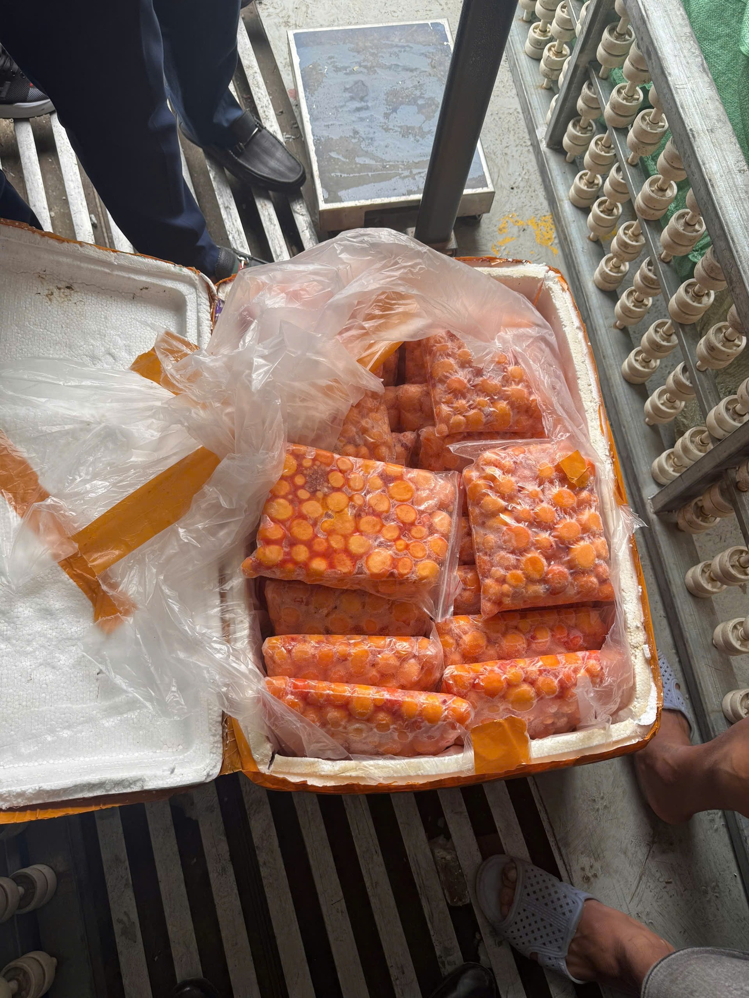 Cận cảnh 12 tấn trứng non, sụn gà... “chữ lạ” nằm la liệt trong 3 xe container đang chờ tuồn ra thị trường tại Hà Nội