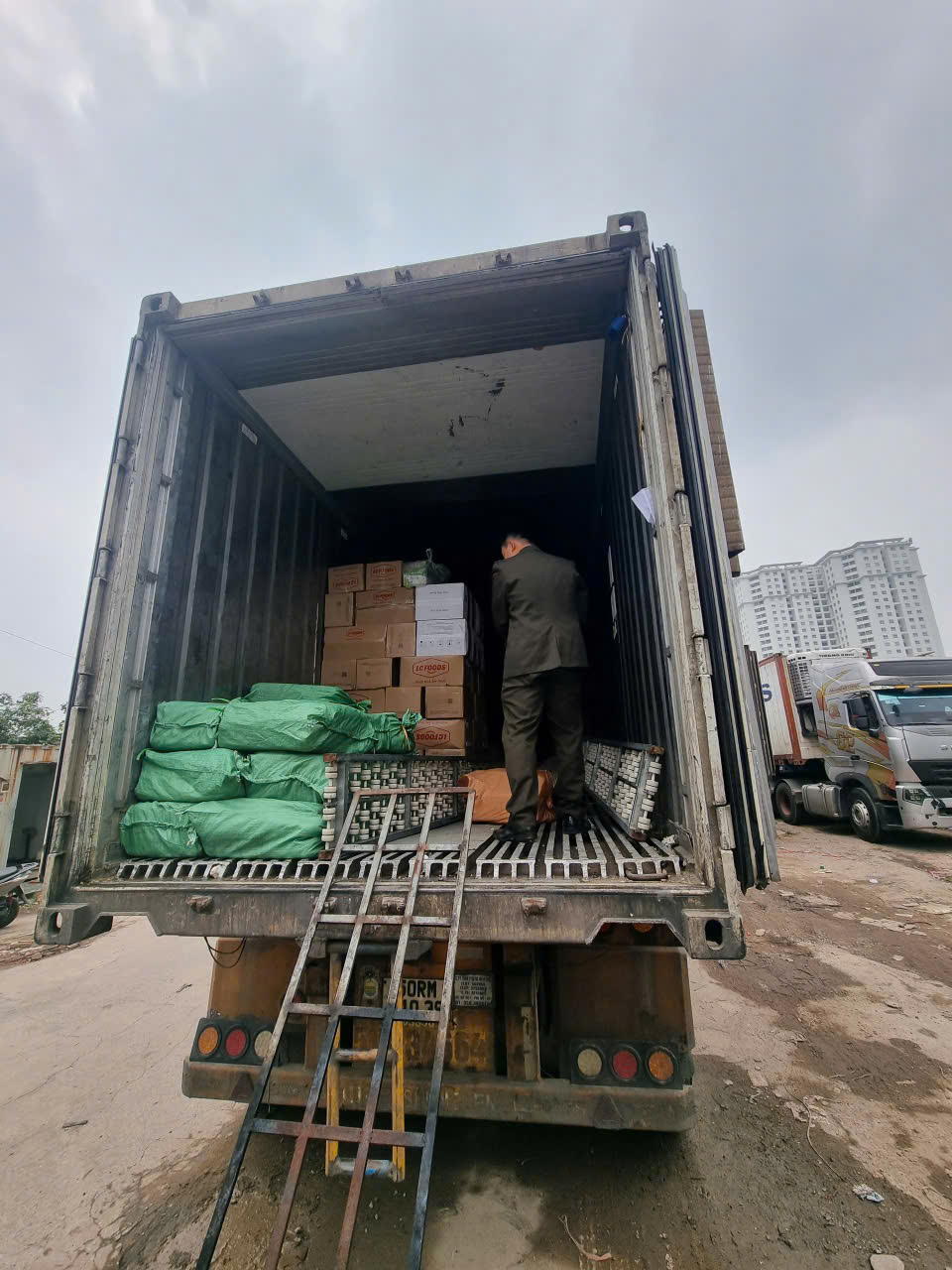 Cận cảnh 12 tấn trứng non, sụn gà... “chữ lạ” nằm la liệt trong 3 xe container đang chờ tuồn ra thị trường tại Hà Nội