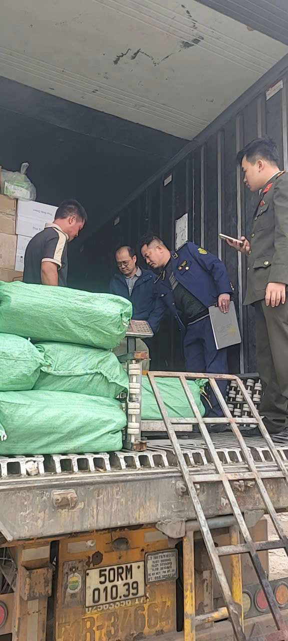 Cận cảnh 12 tấn trứng non, sụn gà... “chữ lạ” nằm la liệt trong 3 xe container đang chờ tuồn ra thị trường tại Hà Nội