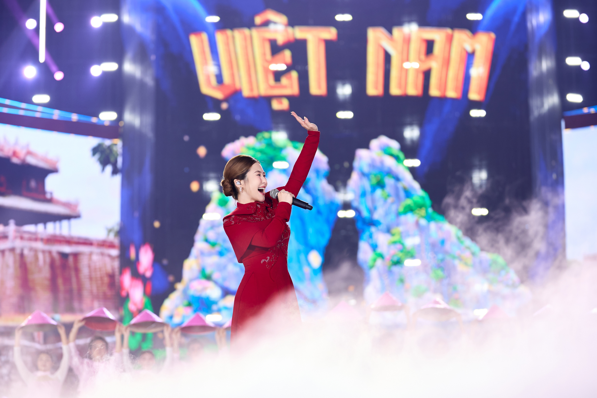 Hương Tràm xuất hiện trong tà áo dài đỏ, lựa chọn cách thể hiện tiết chế, tập trung vào giọng hát (Ảnh: FBNV)