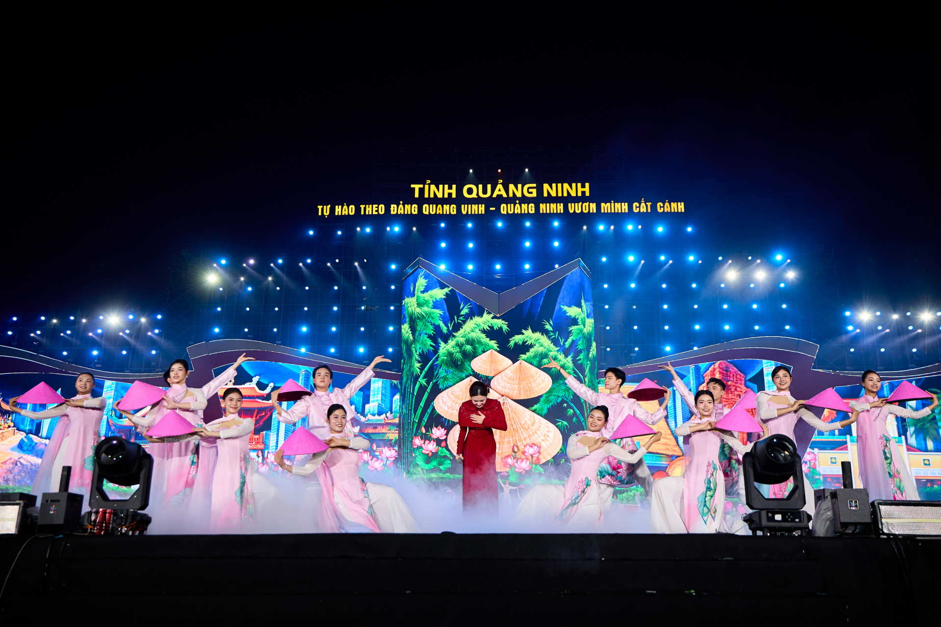 Nữ ca sĩ được chọn diễn ở Đại hội Đảng: Giọng hát thực lực hàng đầu Vbiz, ở ẩn 5 năm vẫn là bạch nguyệt quang