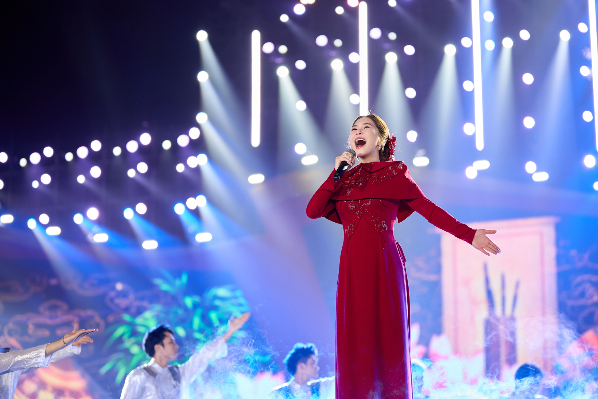 Nữ ca sĩ được chọn diễn ở Đại hội Đảng: Giọng hát thực lực hàng đầu Vbiz, ở ẩn 5 năm vẫn là bạch nguyệt quang